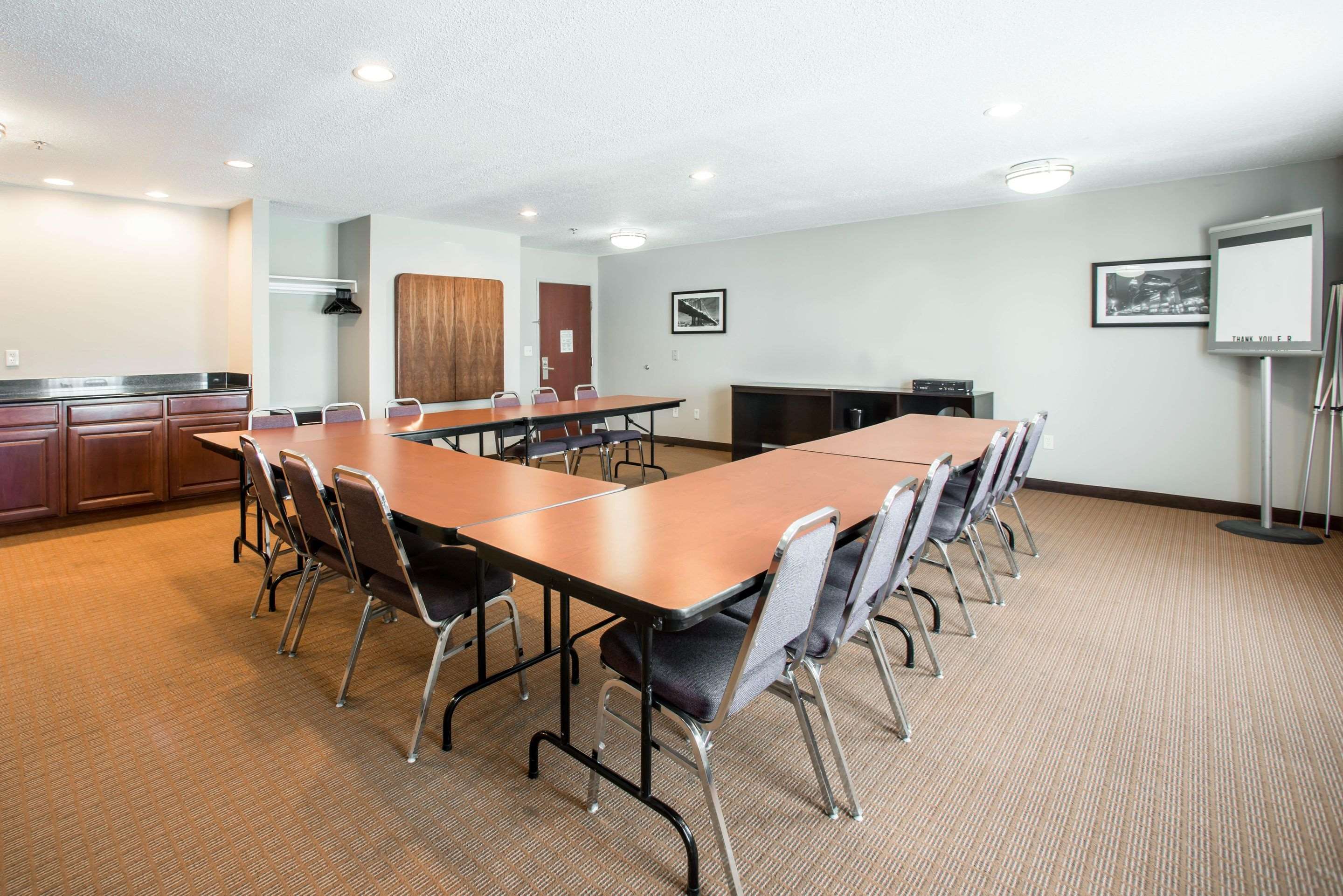 Meeting room with u-shaped setup