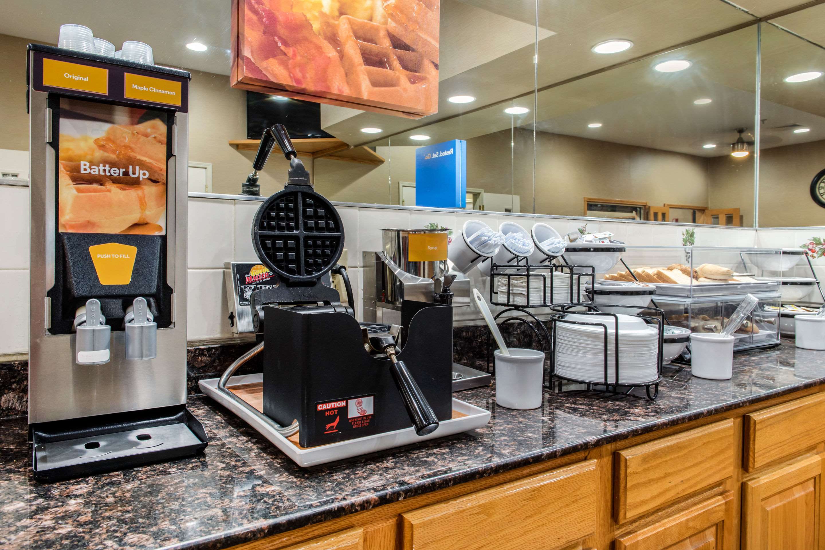 Breakfast area | Quality Inn Jacksonville near I-72