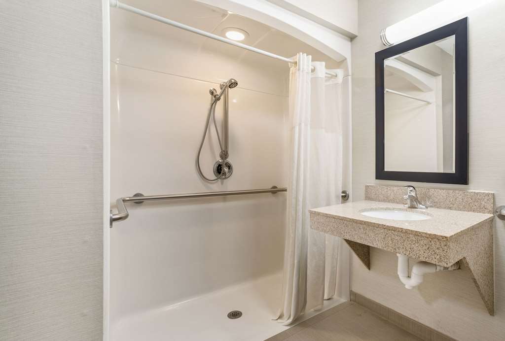 QUALITY INN EFFINGHAM NORTH-guestroom-Guest Room,Bathroom,On-Site.jpg