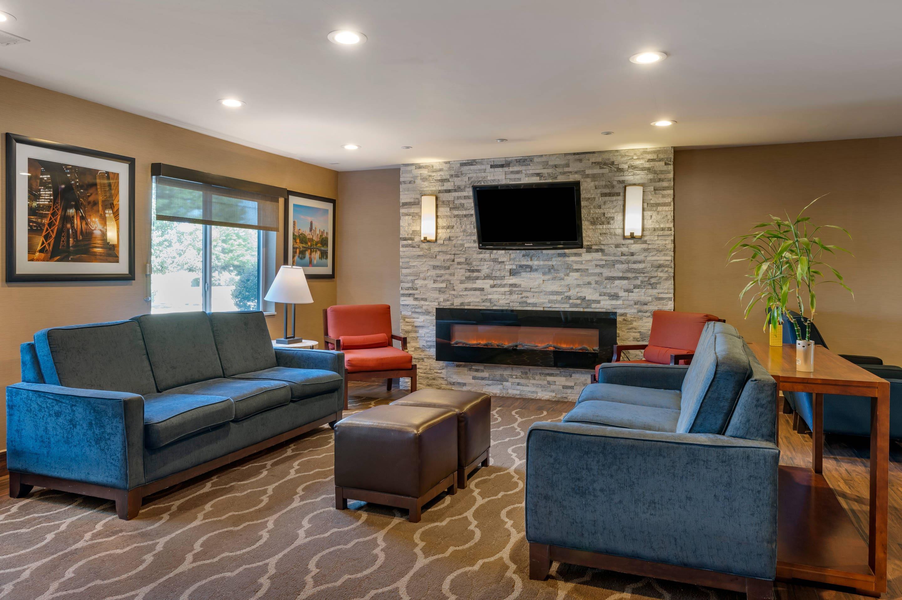 Lobby with sitting area | Comfort Inn Romeoville - Bolingbrook