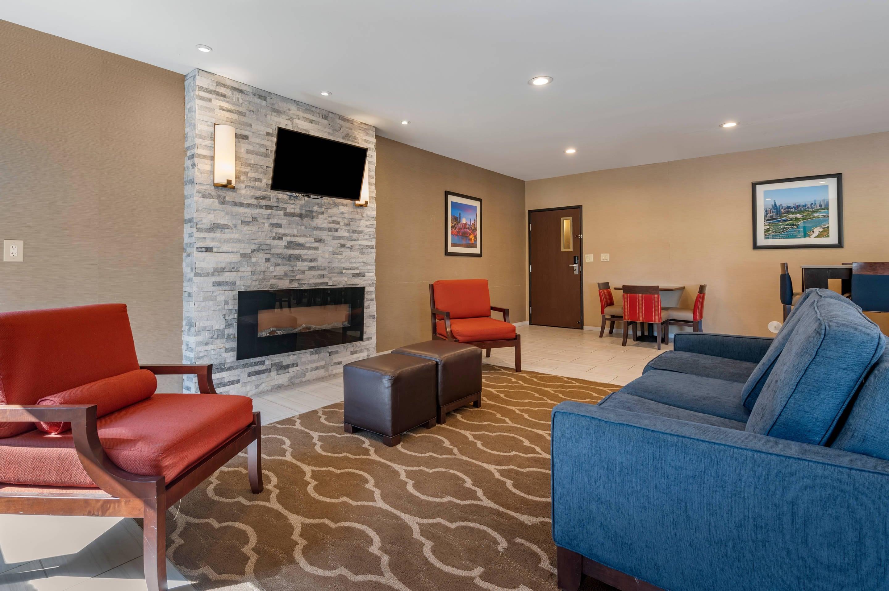 Enjoy breakfast in this seating area | Comfort Inn Romeoville - Bolingbrook