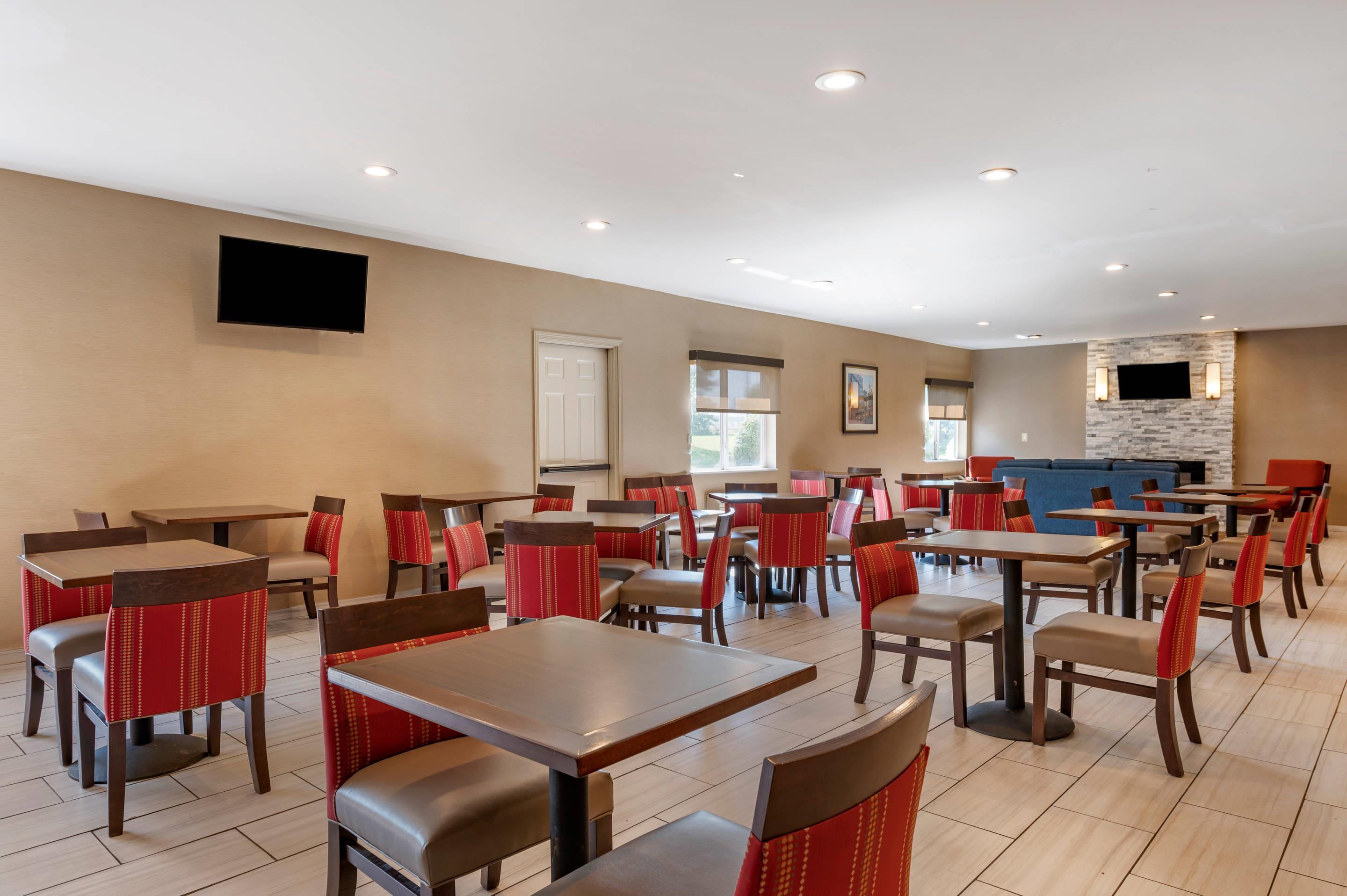 Enjoy breakfast in this seating area | Comfort Inn Romeoville - Bolingbrook