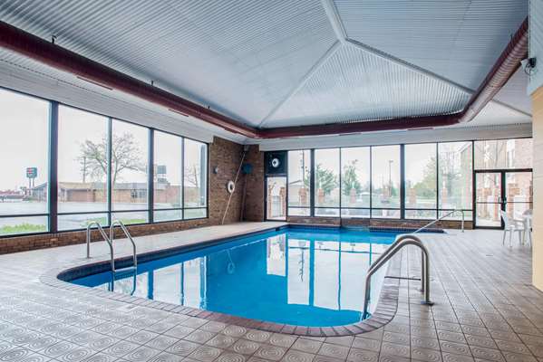 Pool - Econo Lodge Marion - I-57, Exit 54