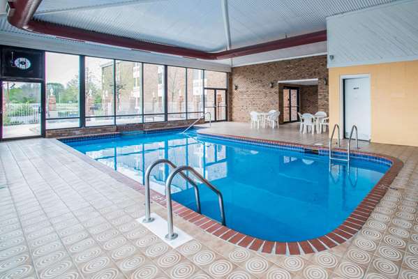 Pool - Econo Lodge Marion - I-57, Exit 54