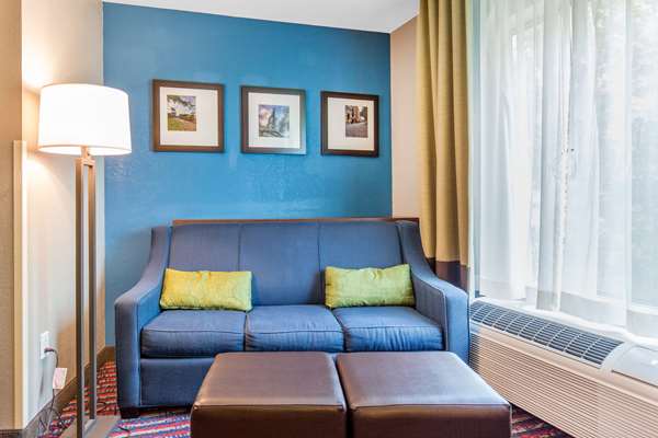  - Comfort Suites Fairview Heights - I-64, Exit 12