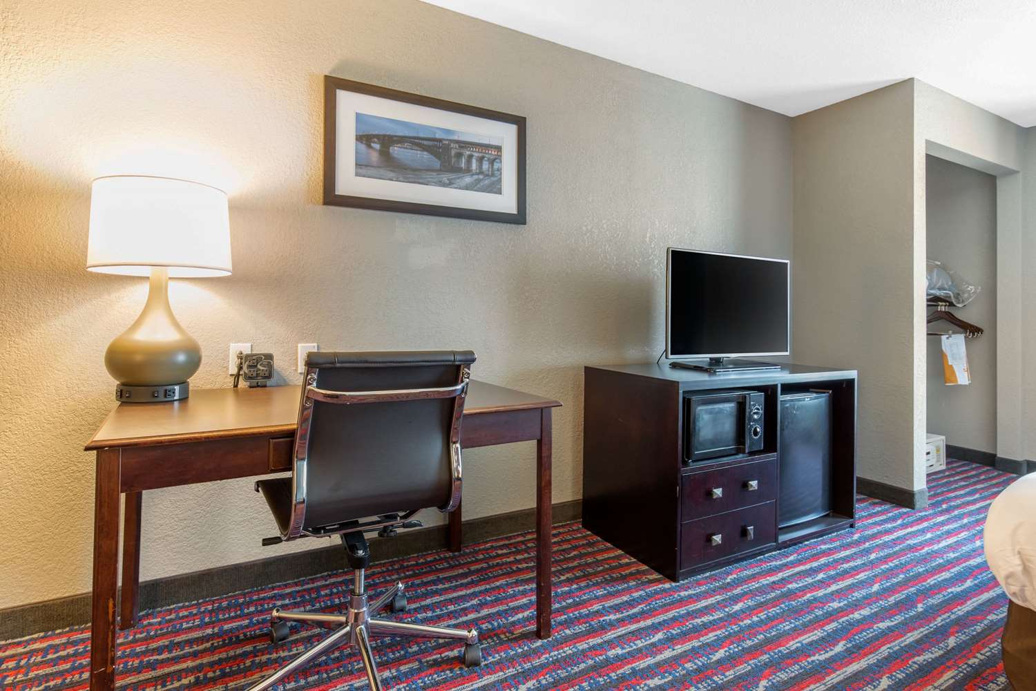 Comfort Suites Fairview Heights, IL See Discounts