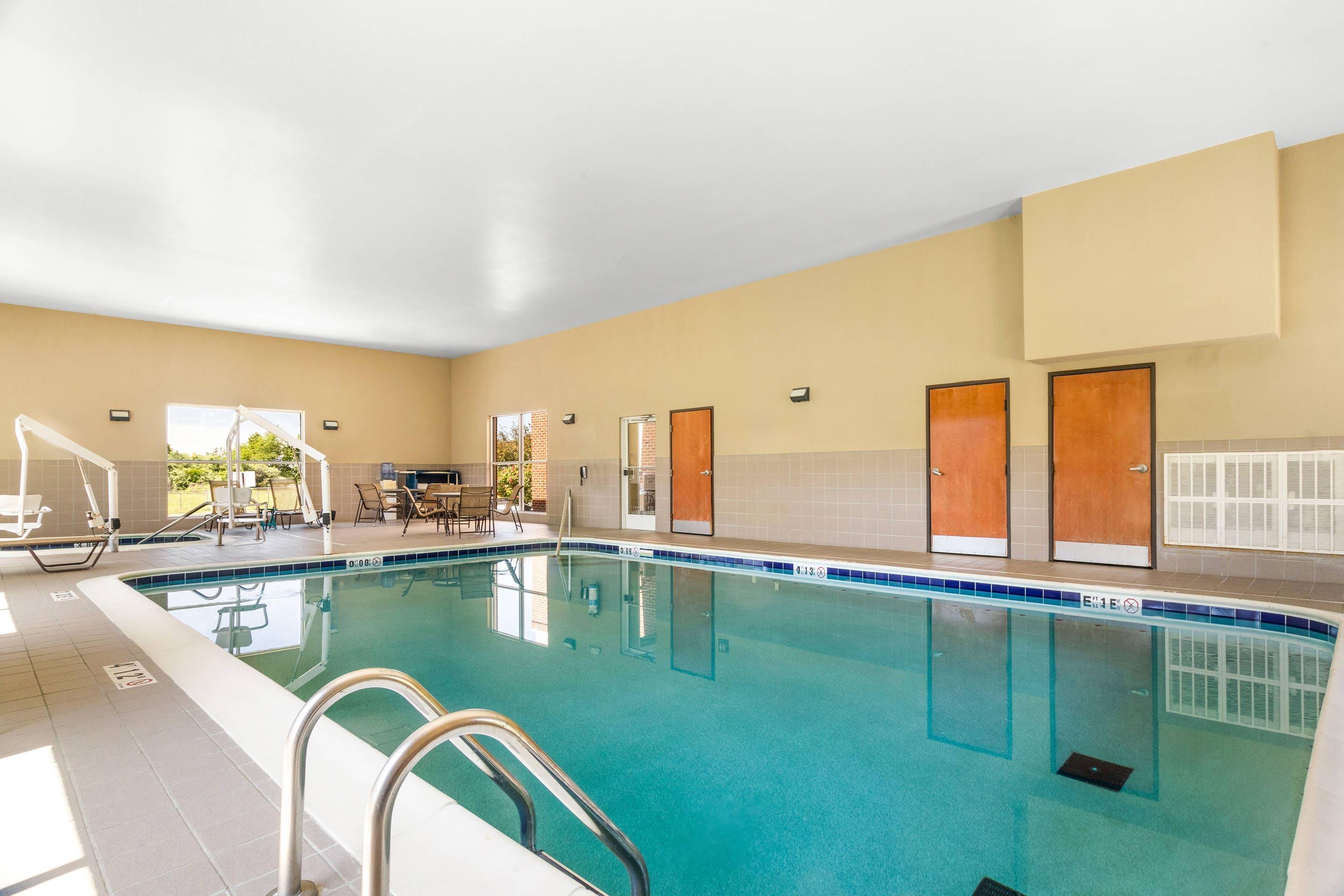 Indoor pool | Comfort Suites Mount Vernon