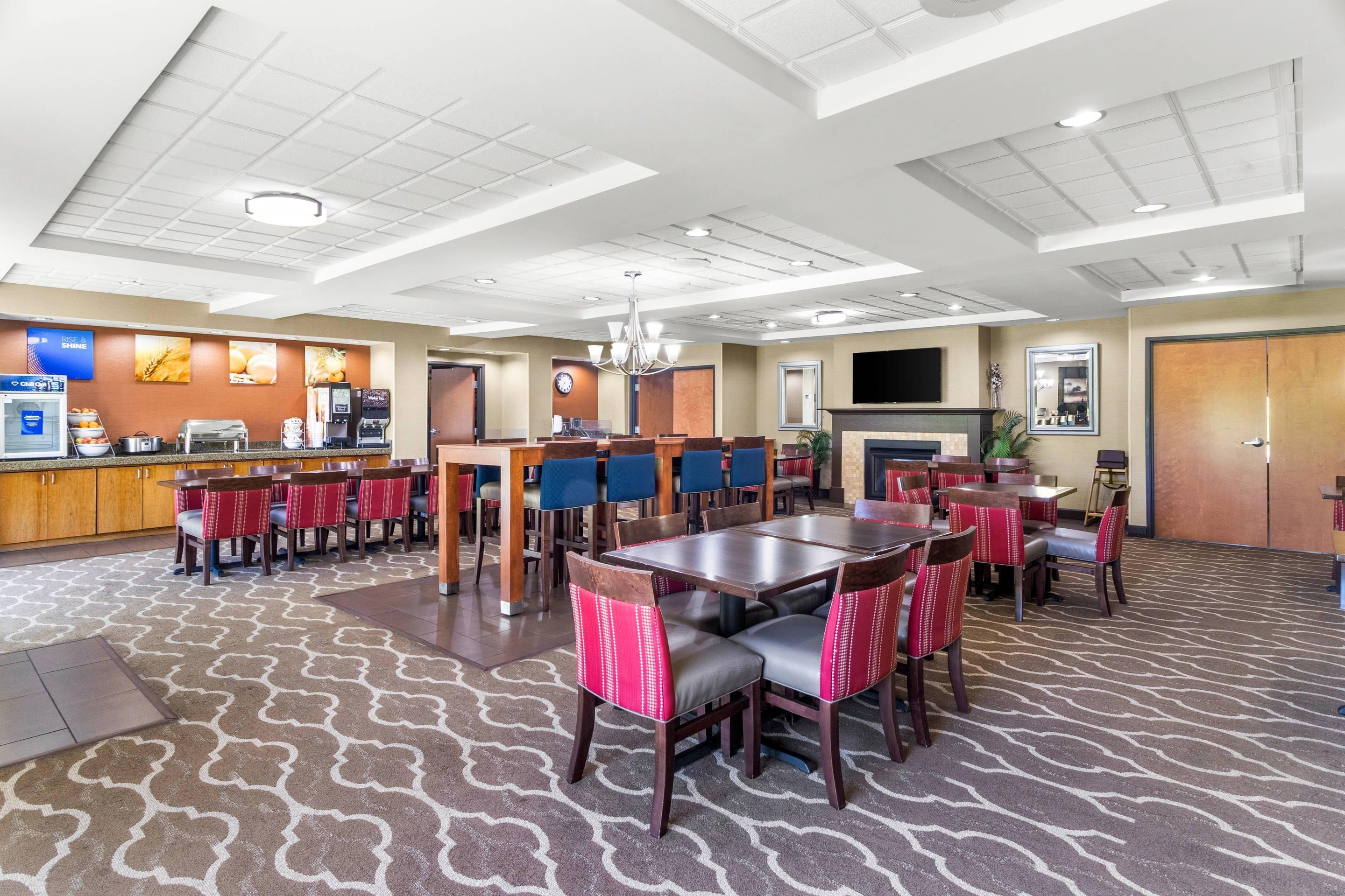 Breakfast area | Comfort Suites Mount Vernon