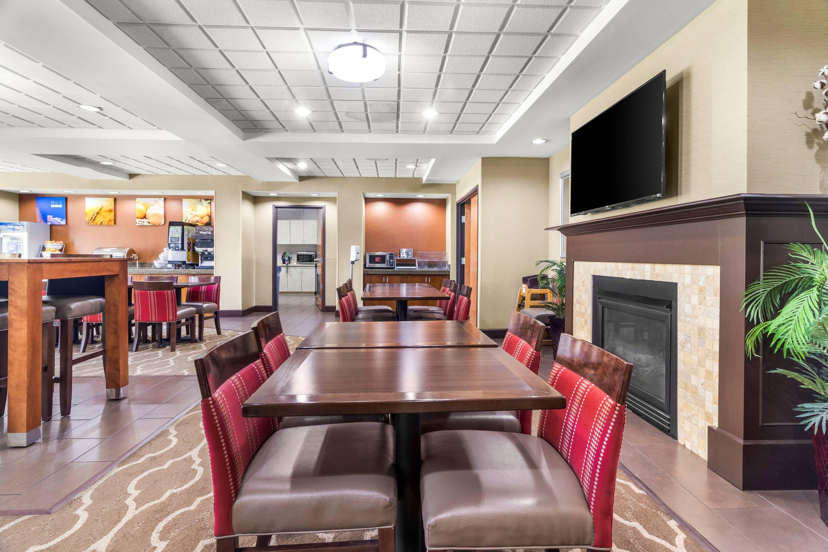 Breakfast area | Comfort Suites Mount Vernon
