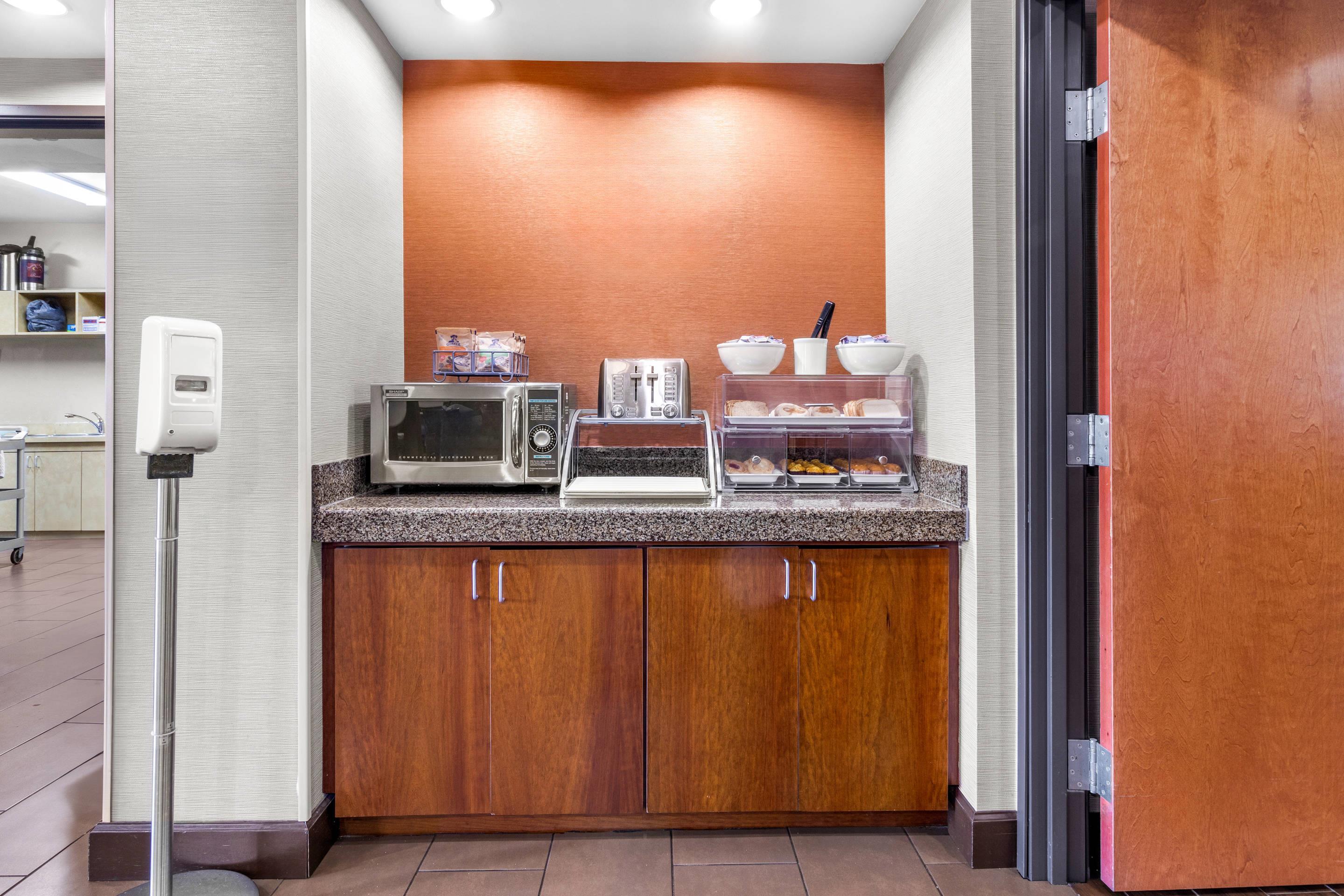 Breakfast area | Comfort Suites Mount Vernon