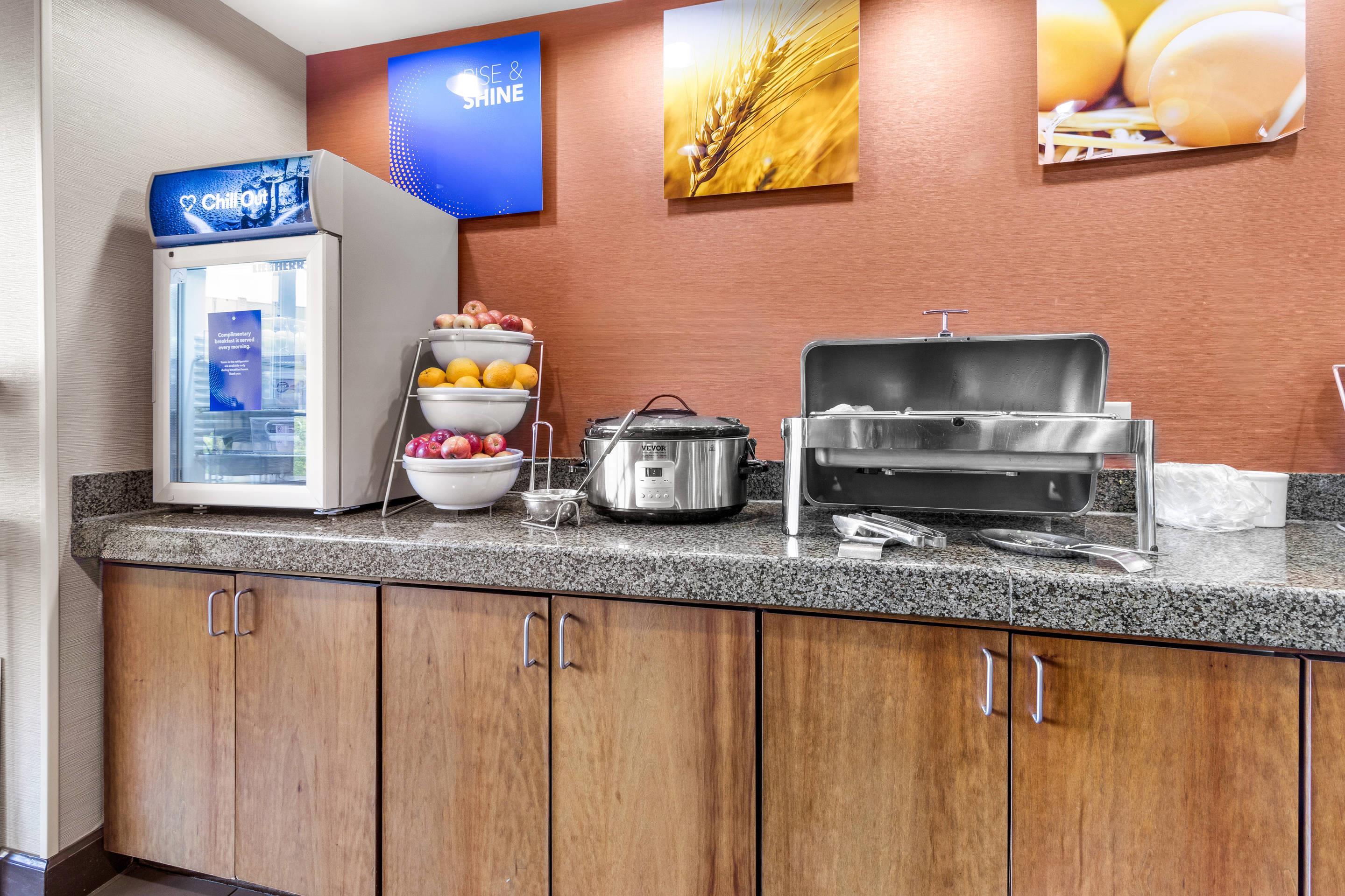 Breakfast area | Comfort Suites Mount Vernon