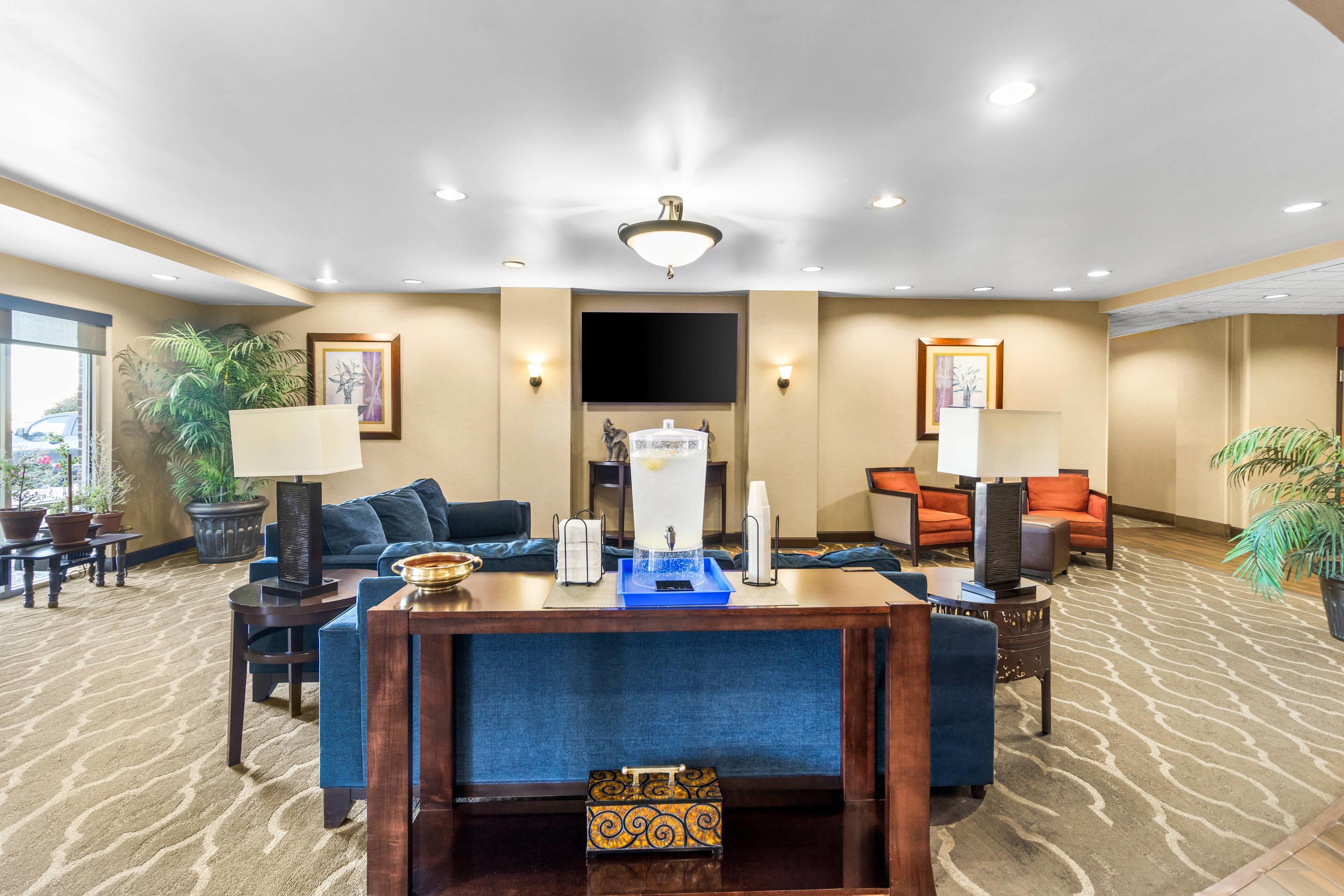 Hotel lobby | Comfort Suites Mount Vernon