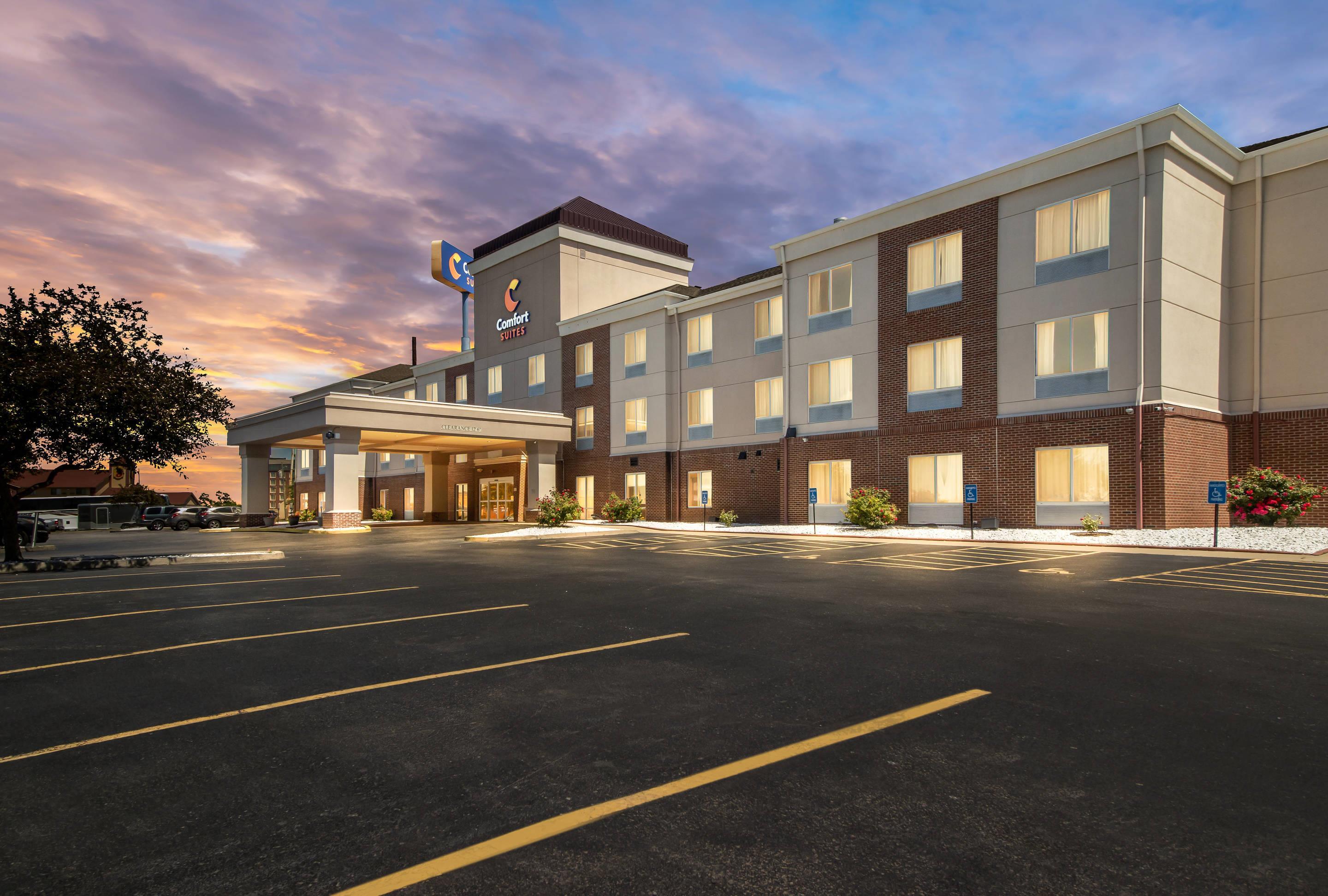 Hotel at Night | Comfort Suites Mount Vernon