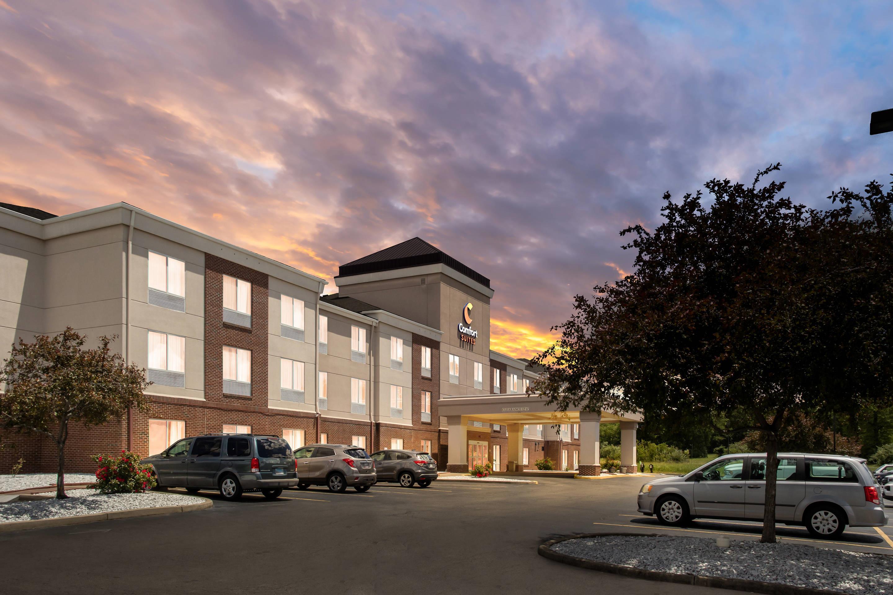 Hotel at Night | Comfort Suites Mount Vernon
