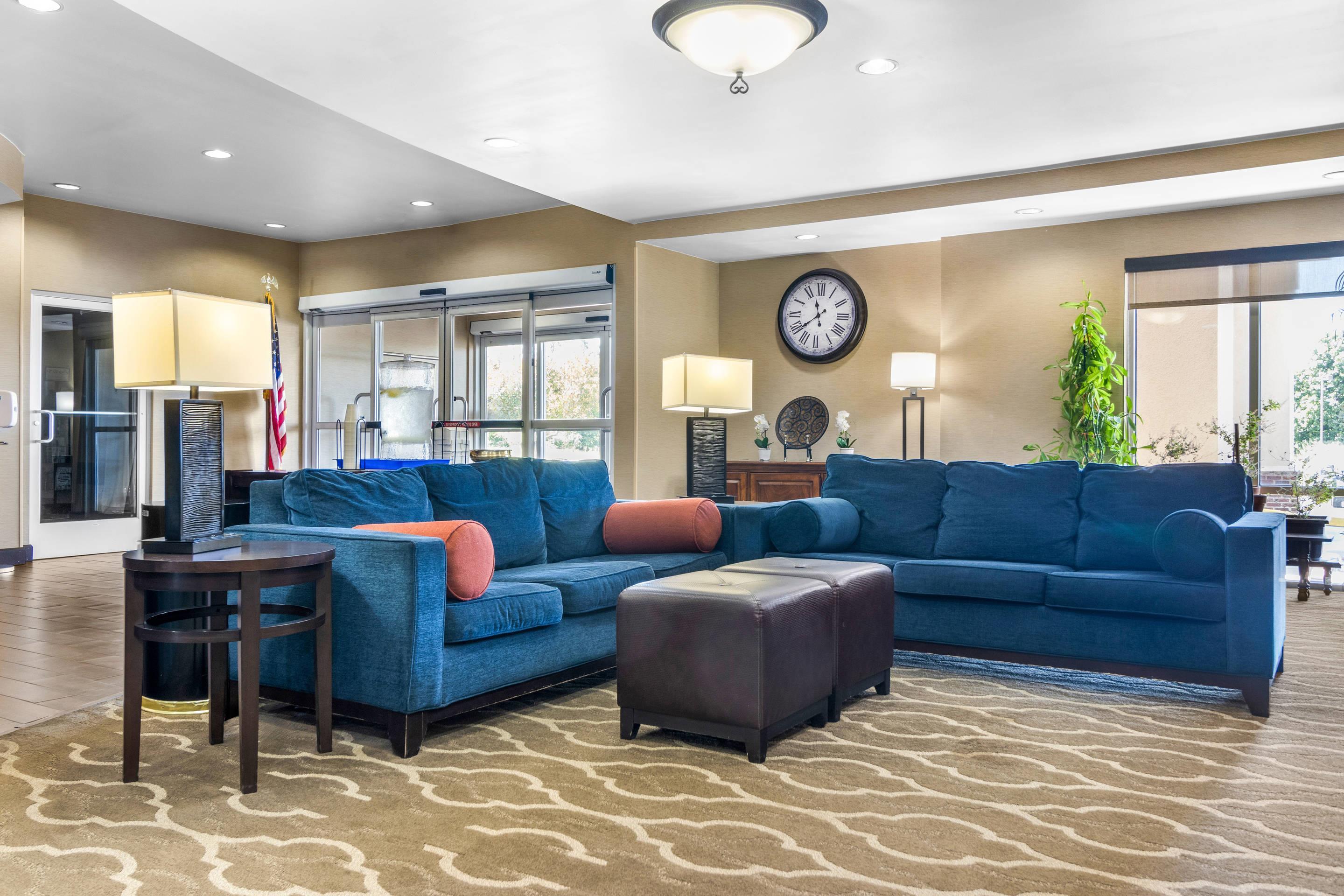 Hotel lobby | Comfort Suites Mount Vernon