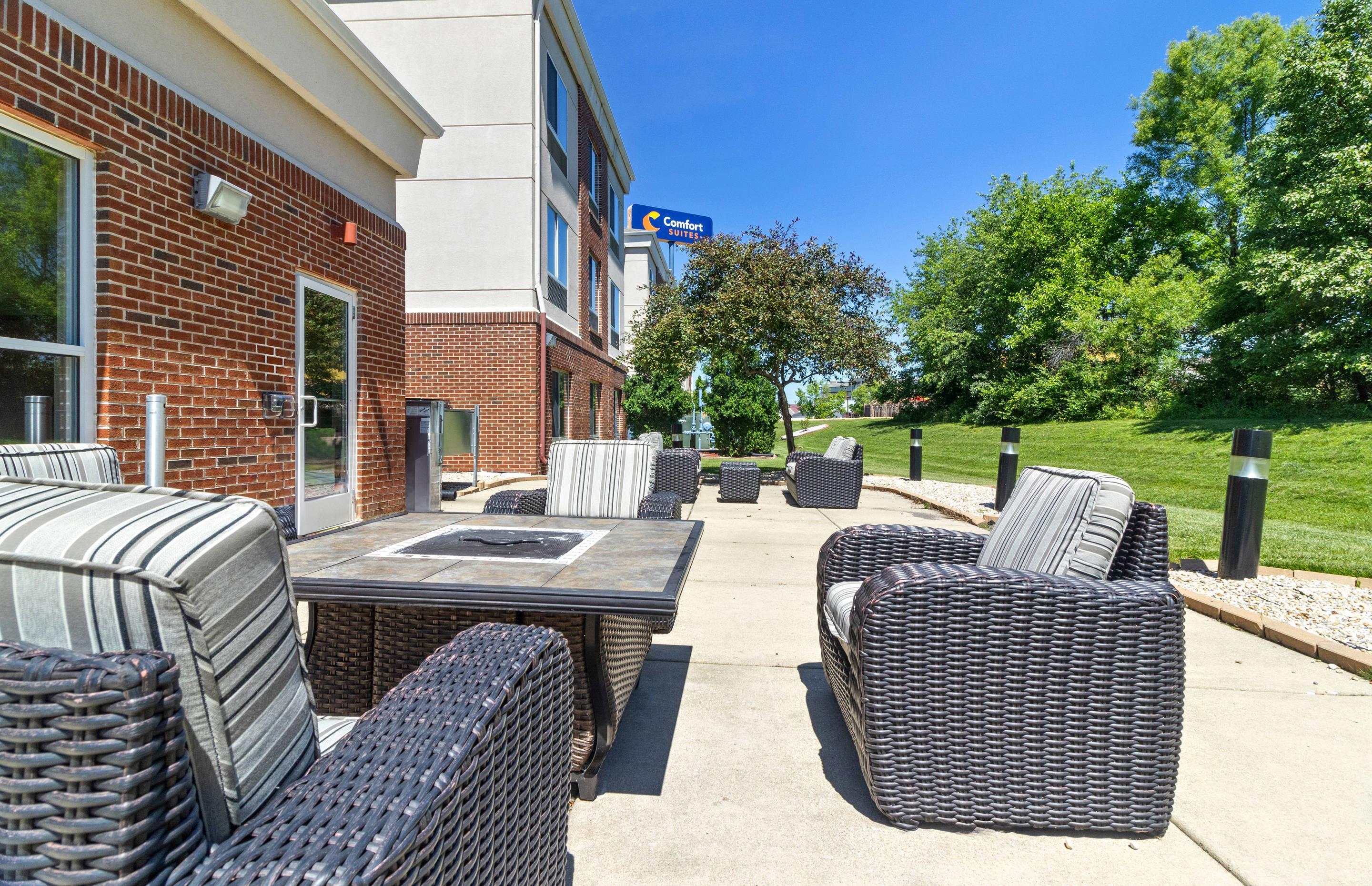 Patio | Comfort Suites Mount Vernon