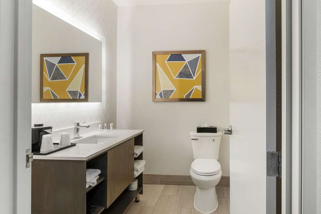 COMFORT SUITES-guestroom-Guest Room,Bathroom,On-Site.jpg