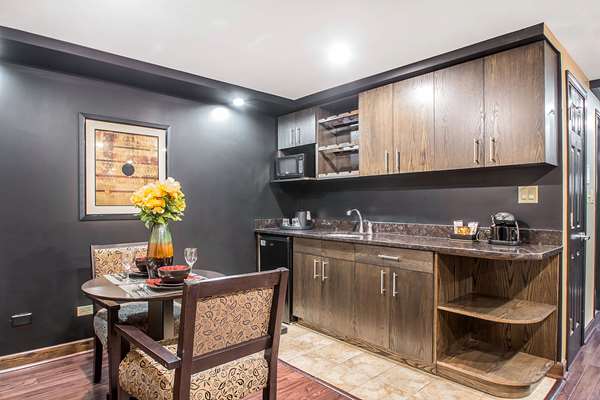 Suite - Clarion Inn Elmhurst