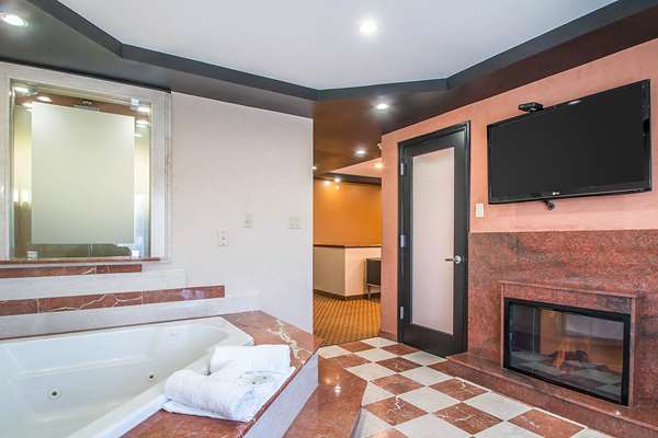 Suite - Clarion Inn Elmhurst