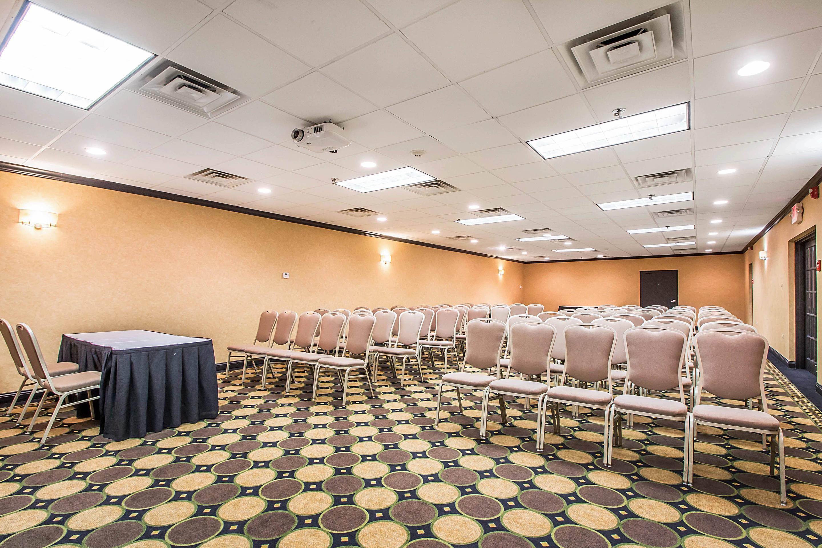 Meeting room | Clarion Inn Elmhurst - Oak Brook near I-88, I-290, I-294