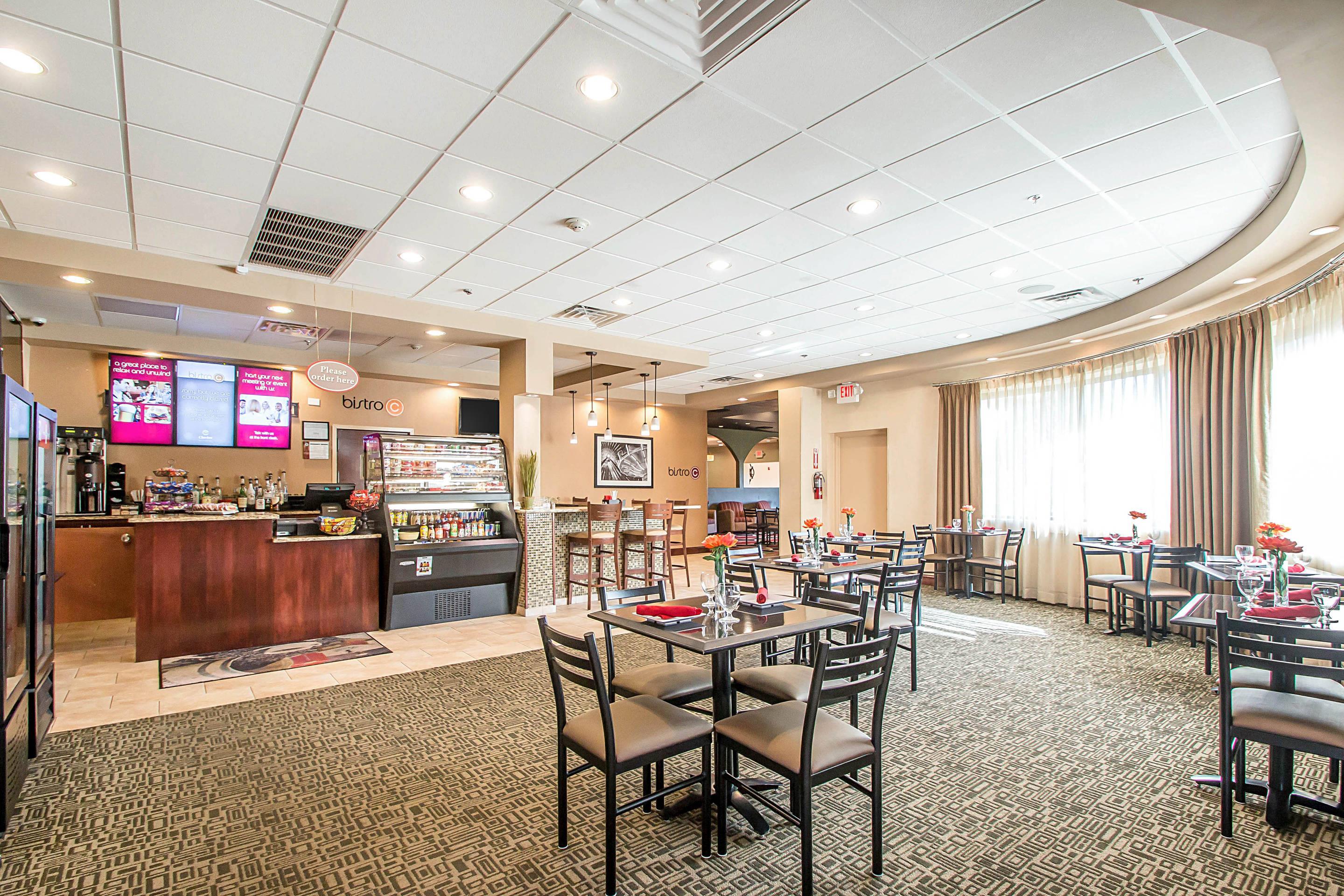 On-site restaurant | Clarion Inn Elmhurst - Oak Brook near I-88, I-290, I-294