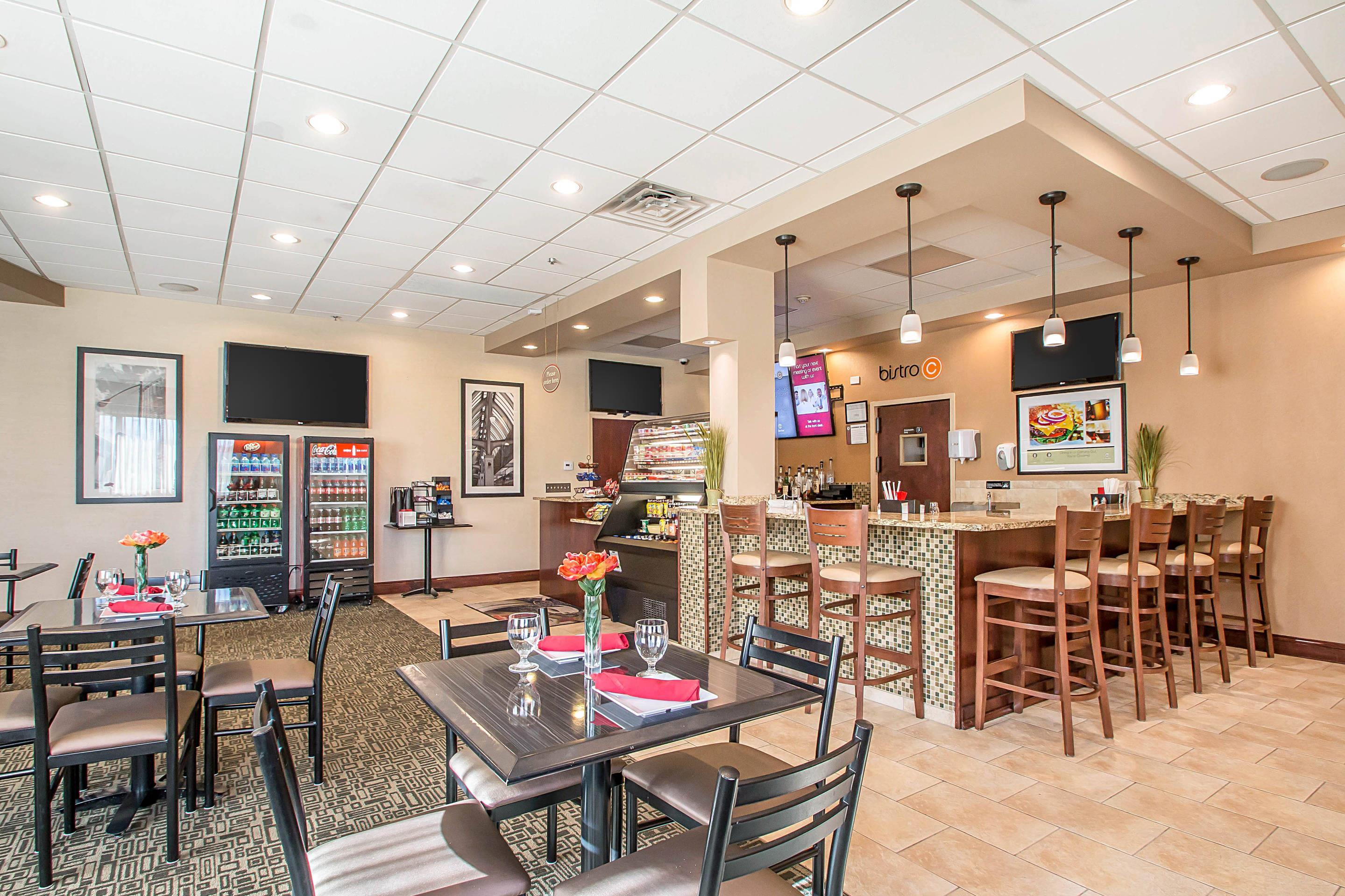 On-site restaurant | Clarion Inn Elmhurst - Oak Brook near I-88, I-290, I-294