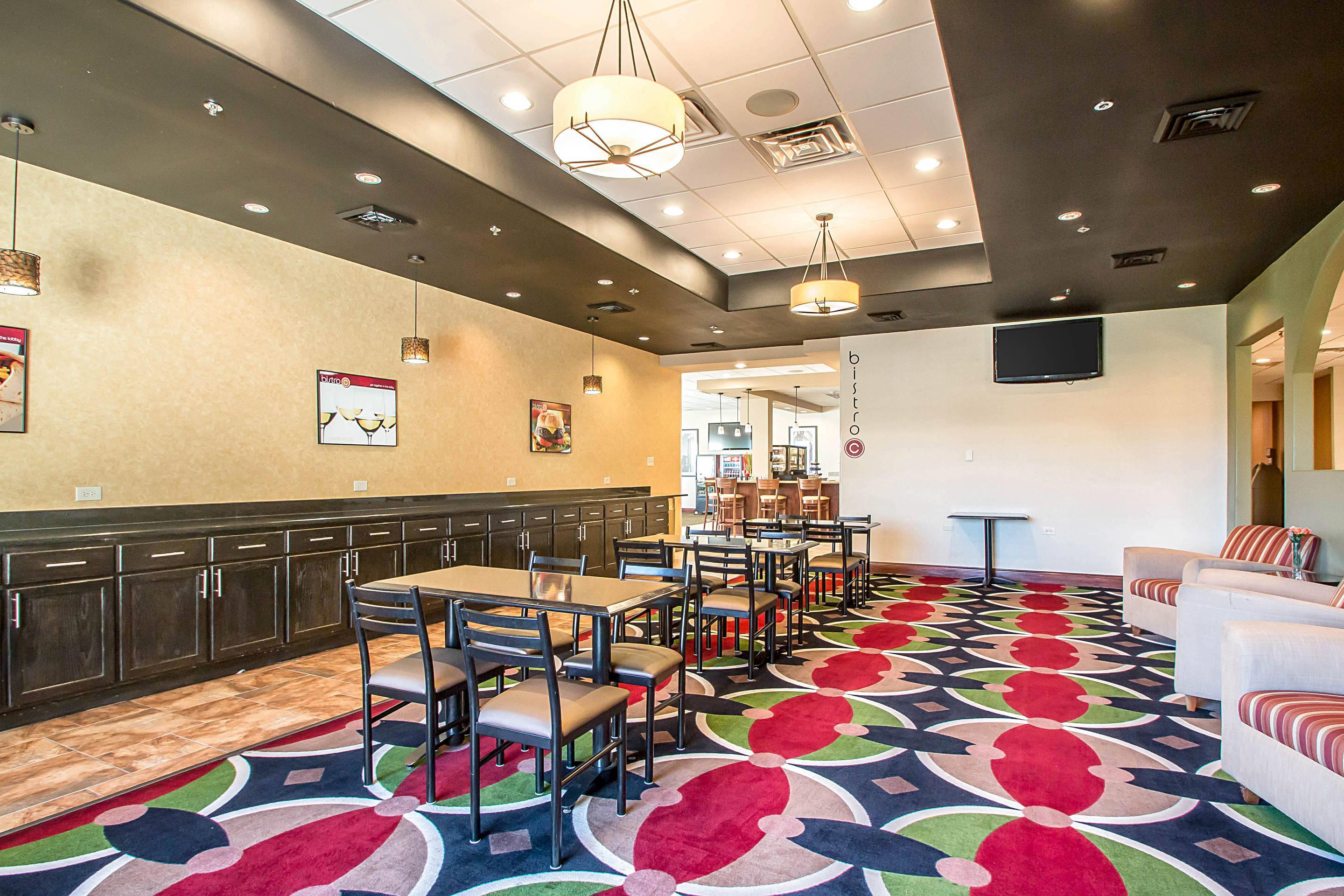 On-site restaurant | Clarion Inn Elmhurst - Oak Brook near I-88, I-290, I-294
