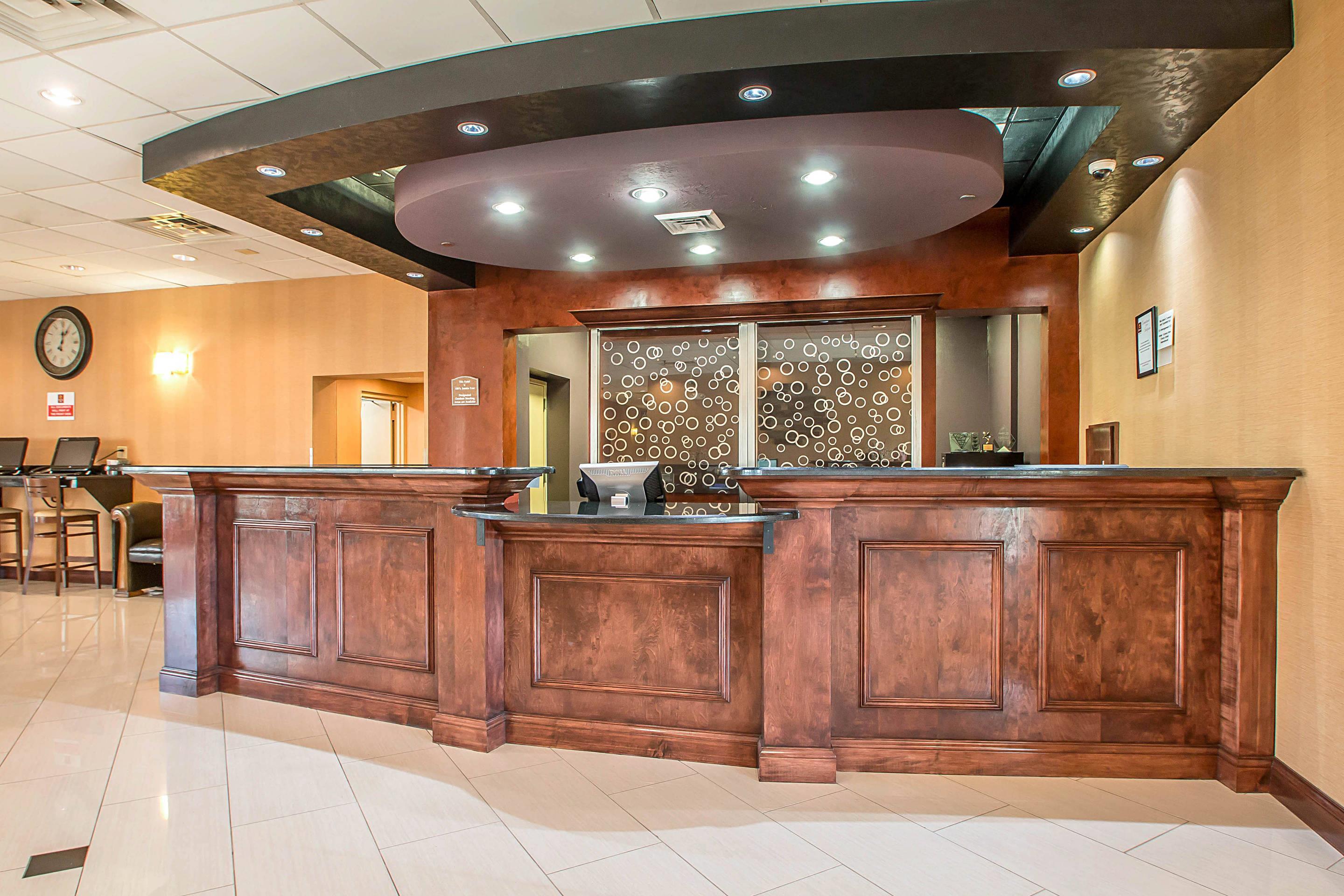 Hotel lobby | Clarion Inn Elmhurst - Oak Brook near I-88, I-290, I-294