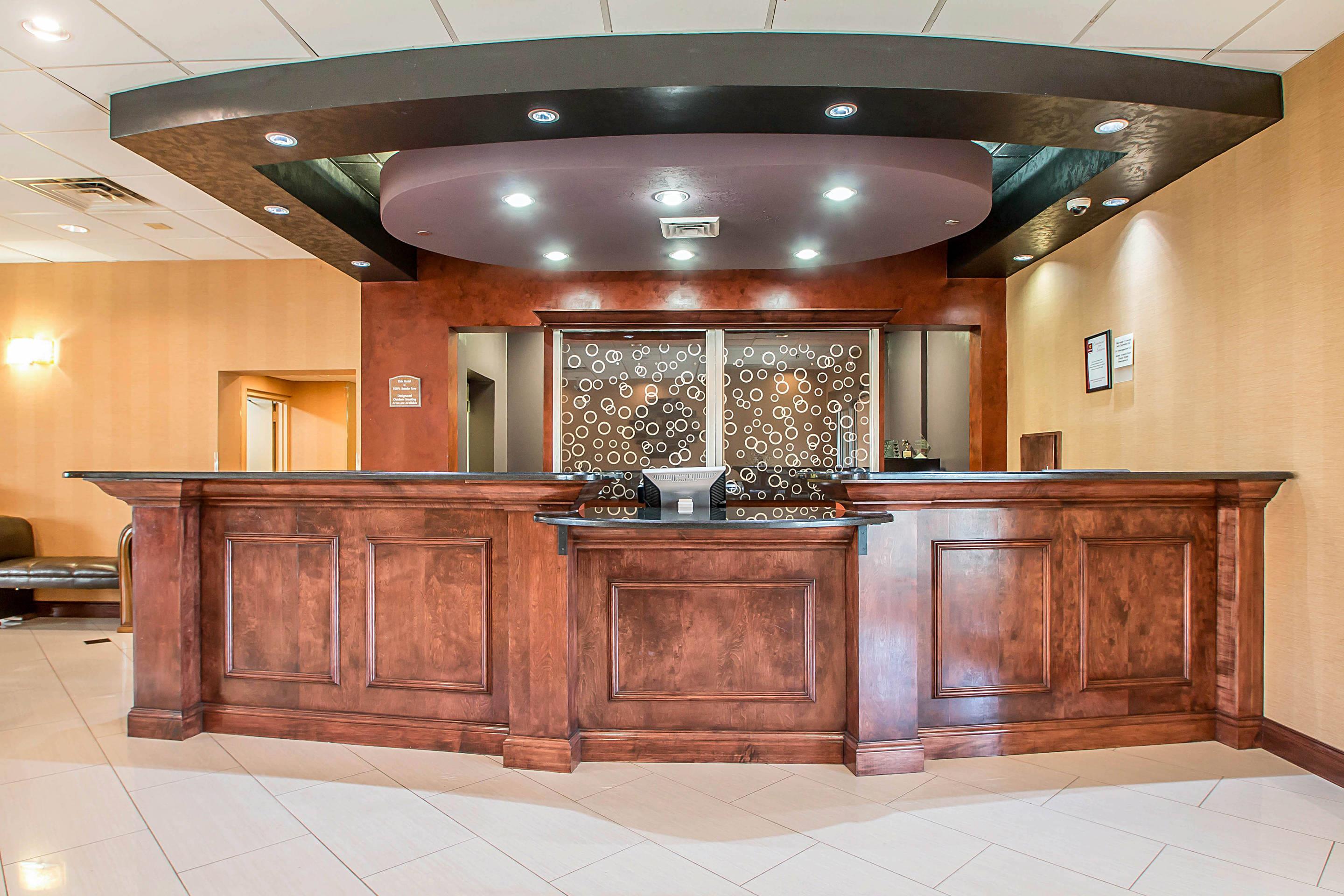 Hotel lobby | Clarion Inn Elmhurst - Oak Brook near I-88, I-290, I-294