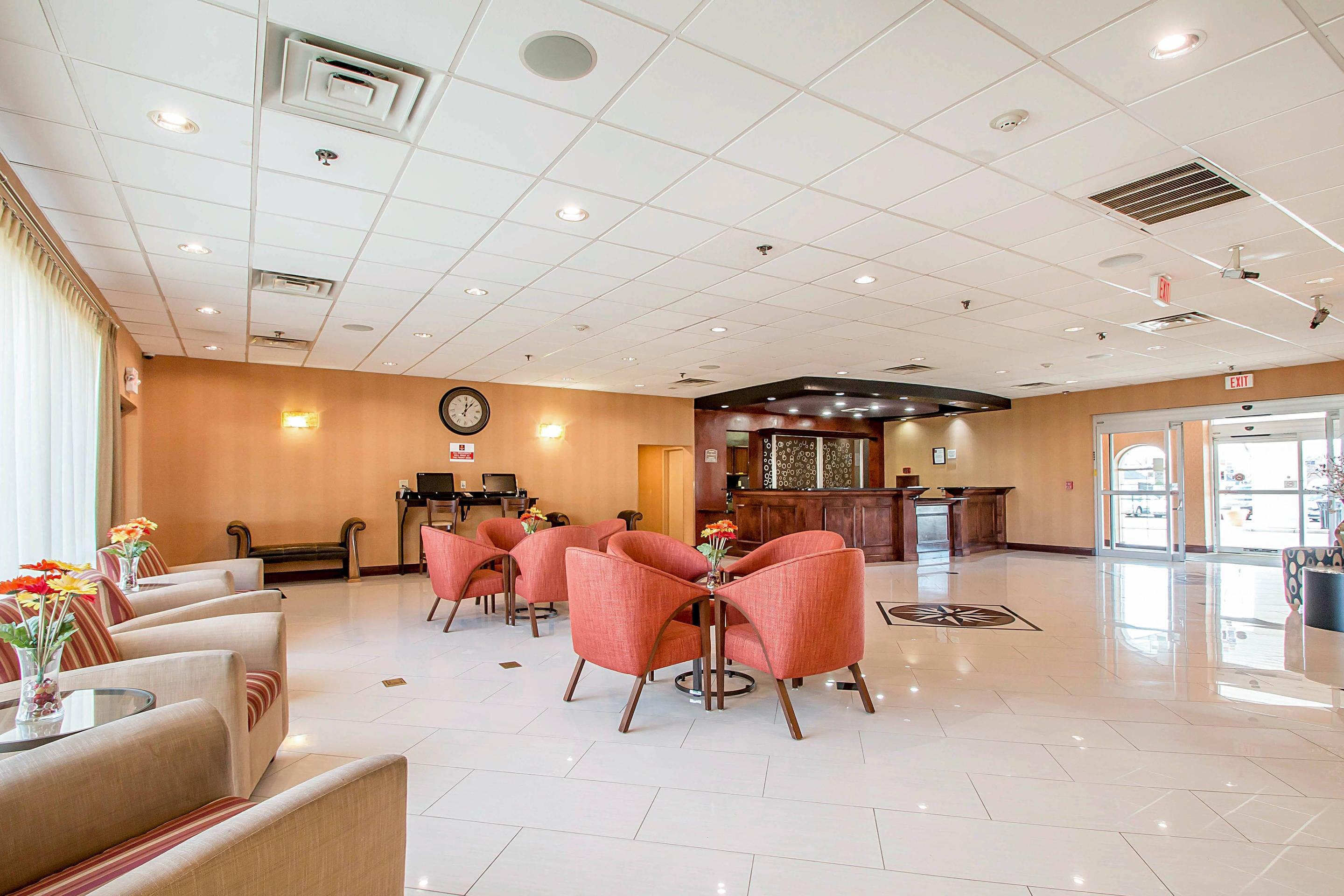 Hotel lobby | Clarion Inn Elmhurst - Oak Brook near I-88, I-290, I-294