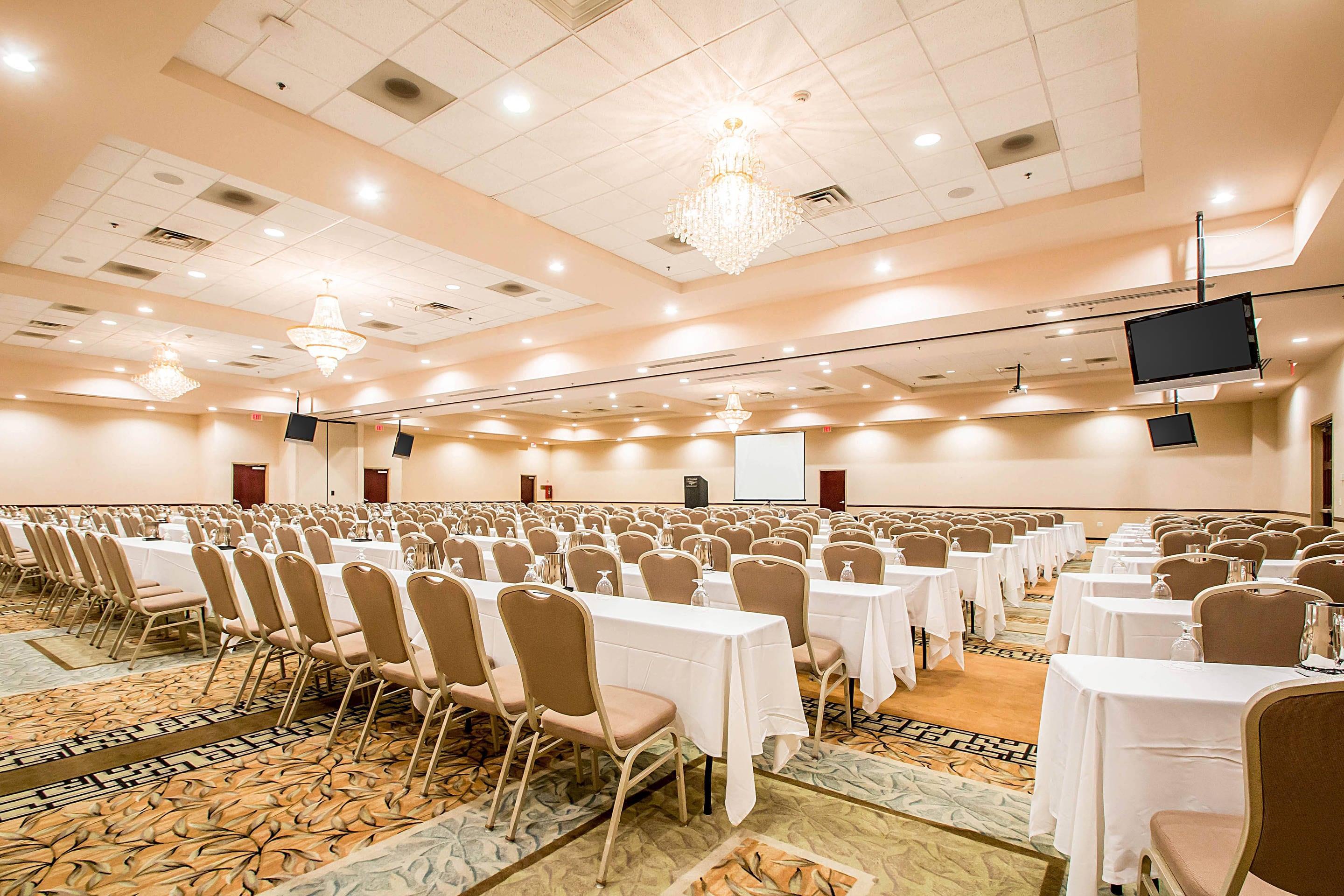 Ballroom | Clarion Inn Elmhurst - Oak Brook near I-88, I-290, I-294