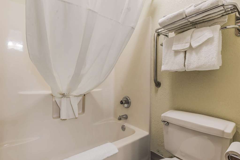 QUALITY INN SYCAMORE - DEKALB-guestroom-Guest Room,Bathroom,On-Site.jpg
