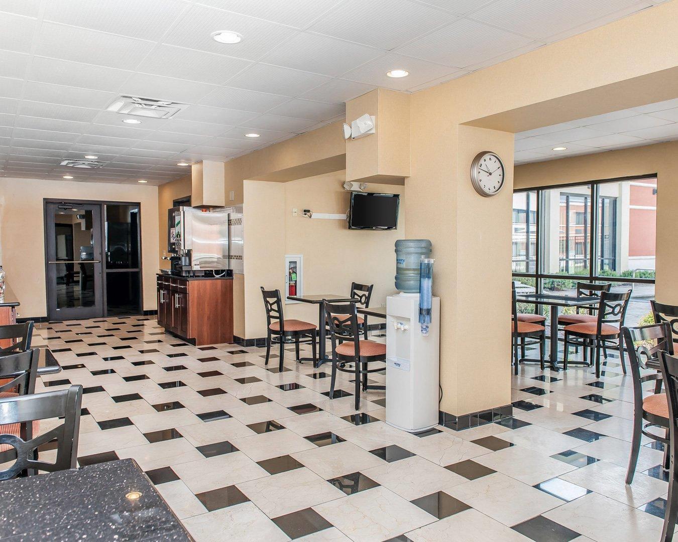 Breakfast area | Quality Inn & Suites - Mattoon