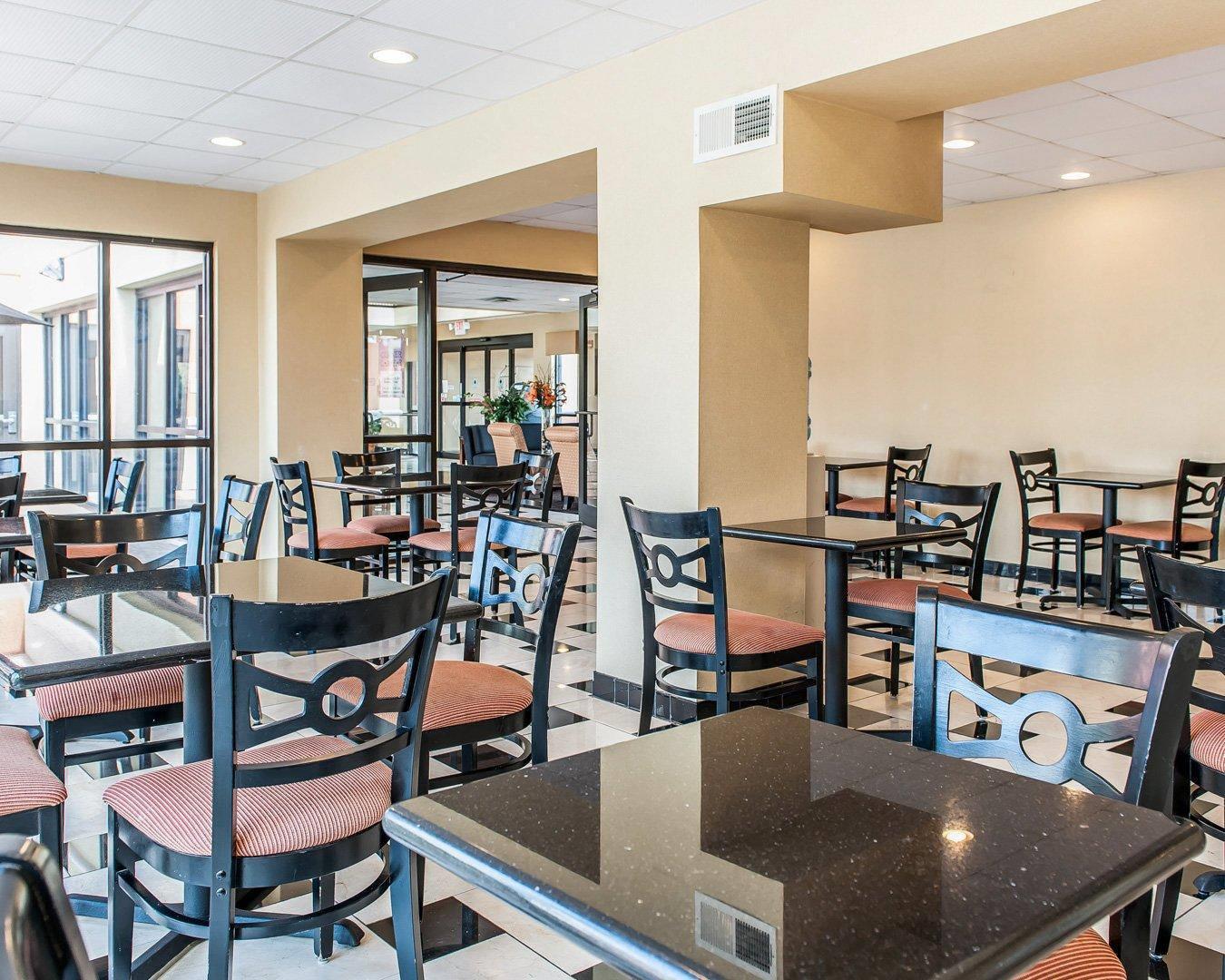 Breakfast area | Quality Inn & Suites - Mattoon