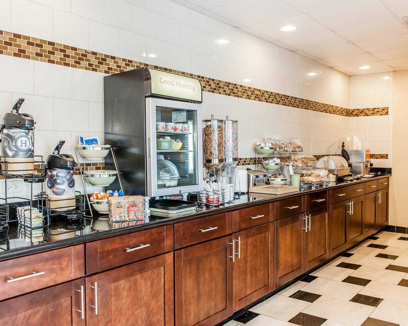 Breakfast area | Quality Inn & Suites - Mattoon