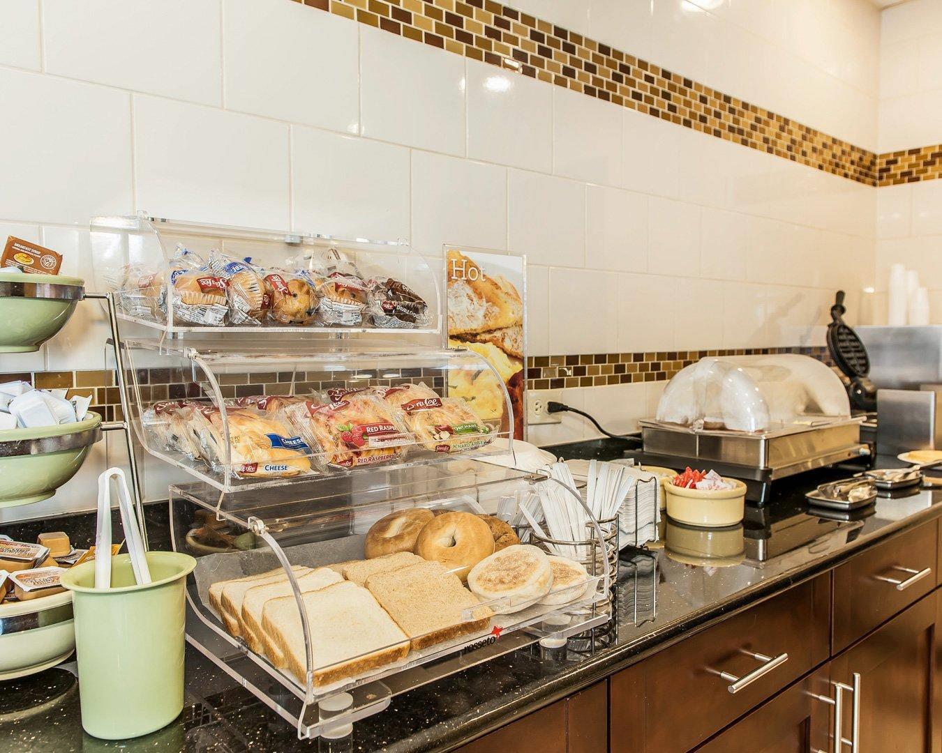 Breakfast area | Quality Inn & Suites - Mattoon