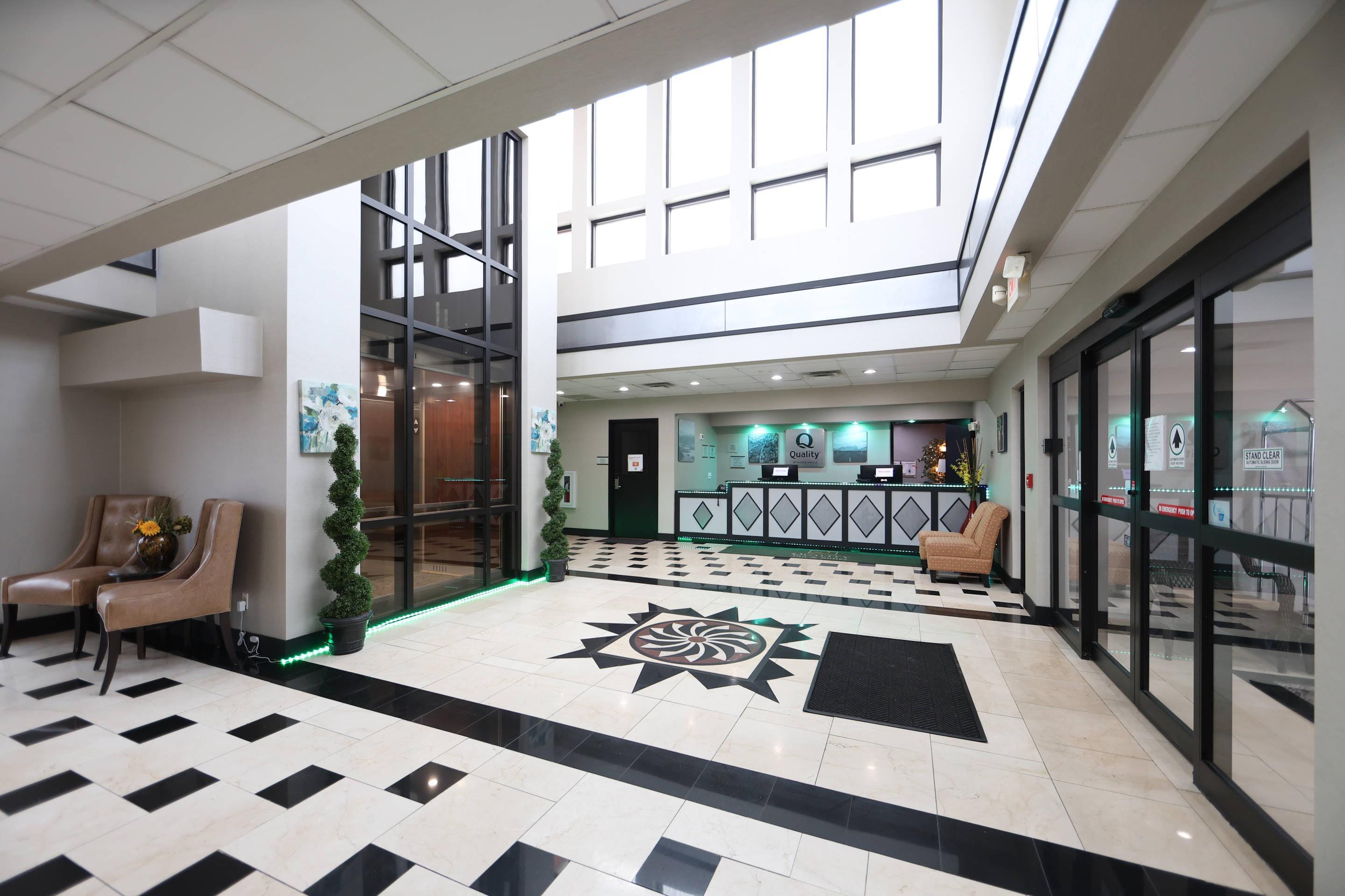 Hotel lobby | Quality Inn & Suites - Mattoon