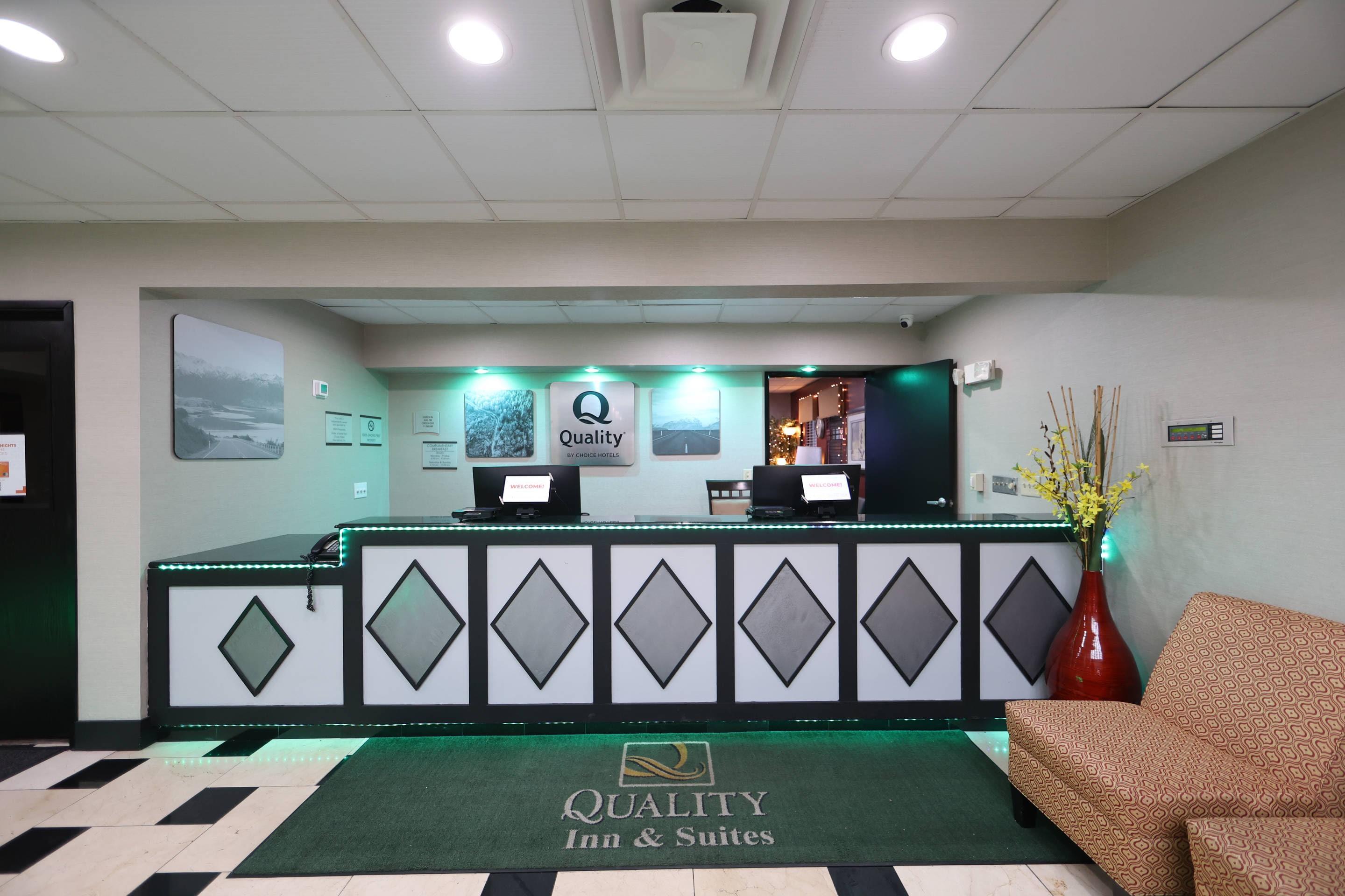 Front desk | Quality Inn & Suites - Mattoon
