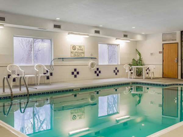 Pool - Comfort Inn East Moline