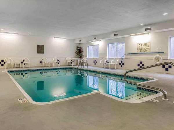 Pool - Comfort Inn East Moline