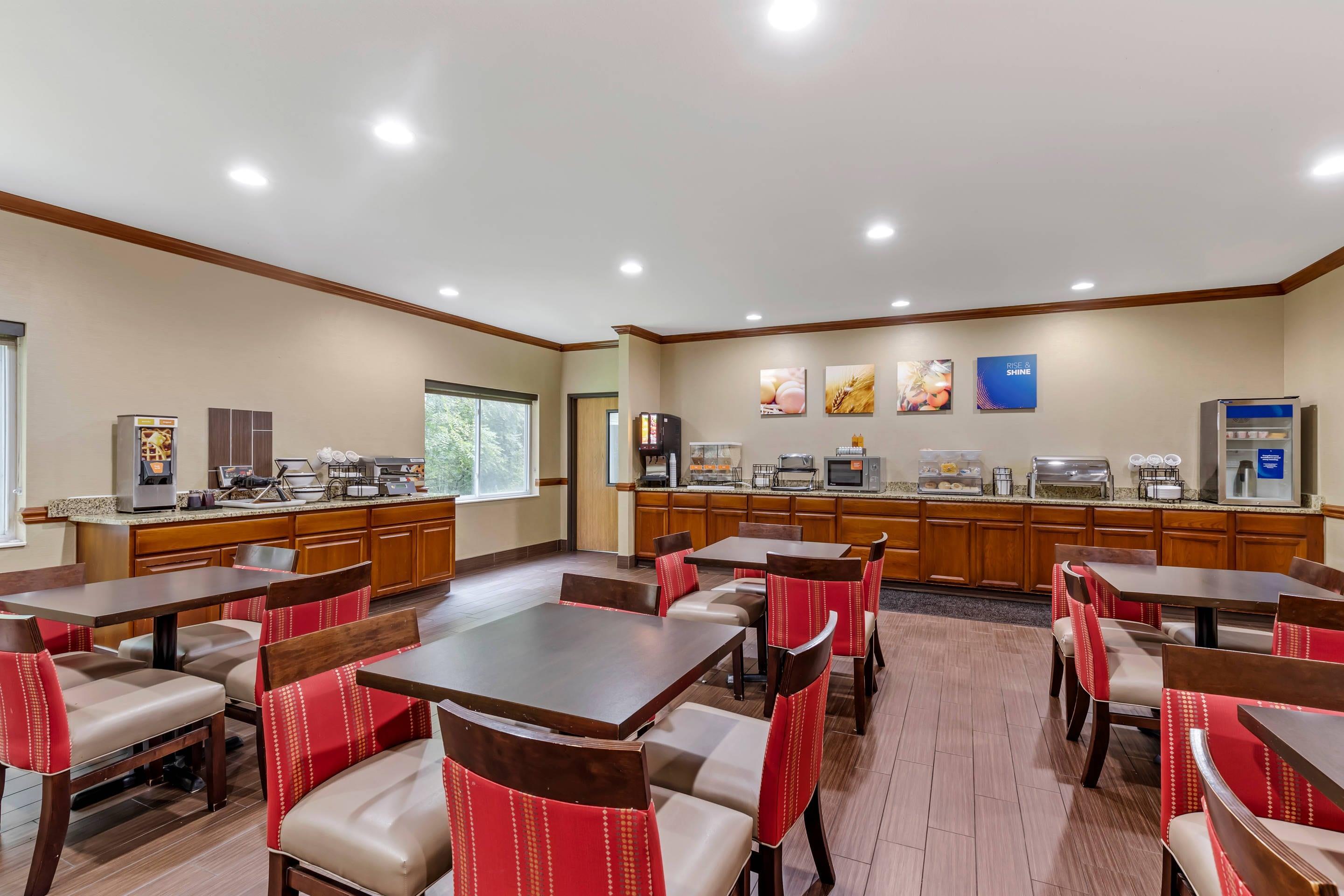 Breakfast area | Comfort Inn & Suites East Moline near I-80