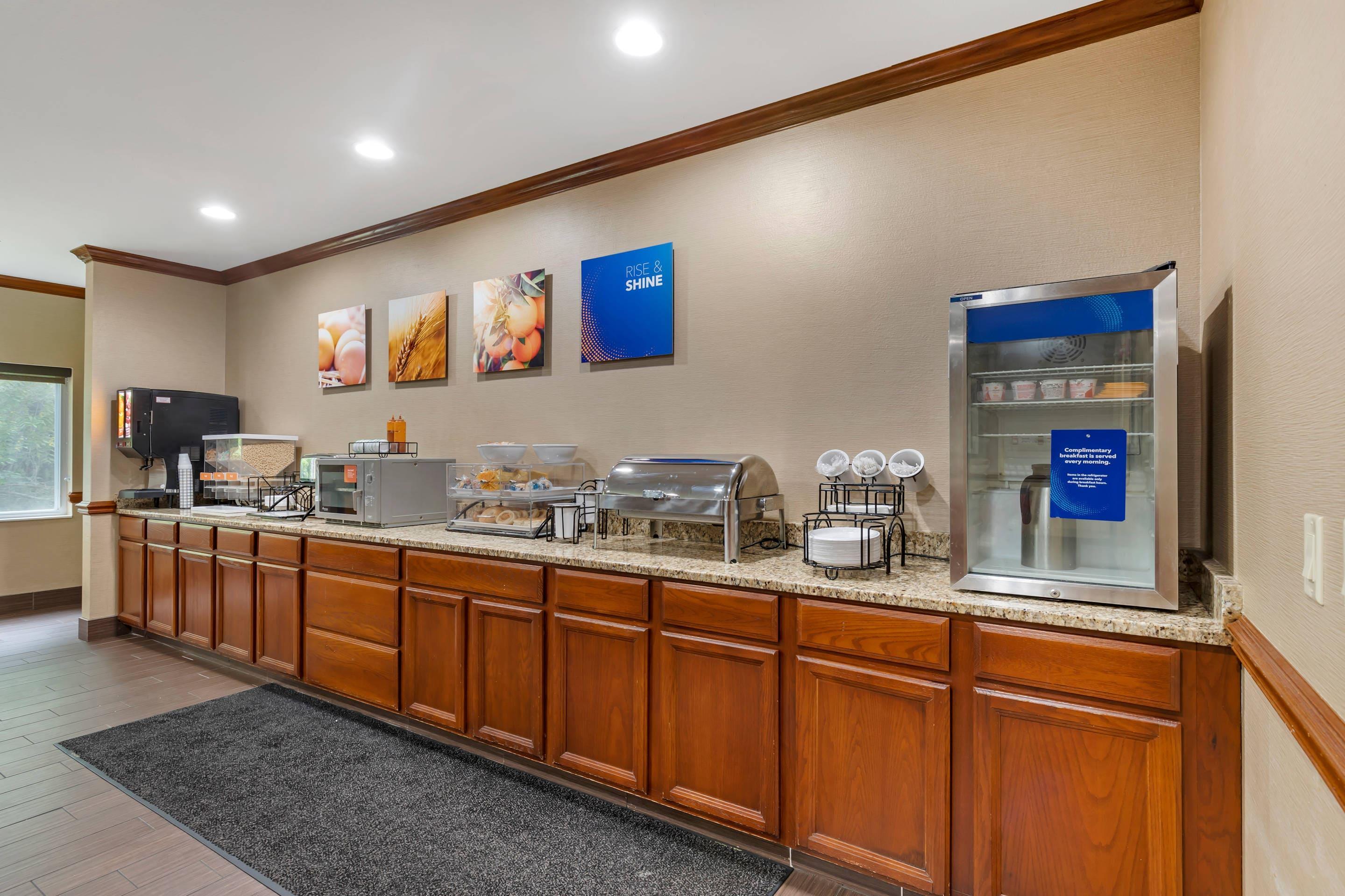 Breakfast area | Comfort Inn & Suites East Moline near I-80