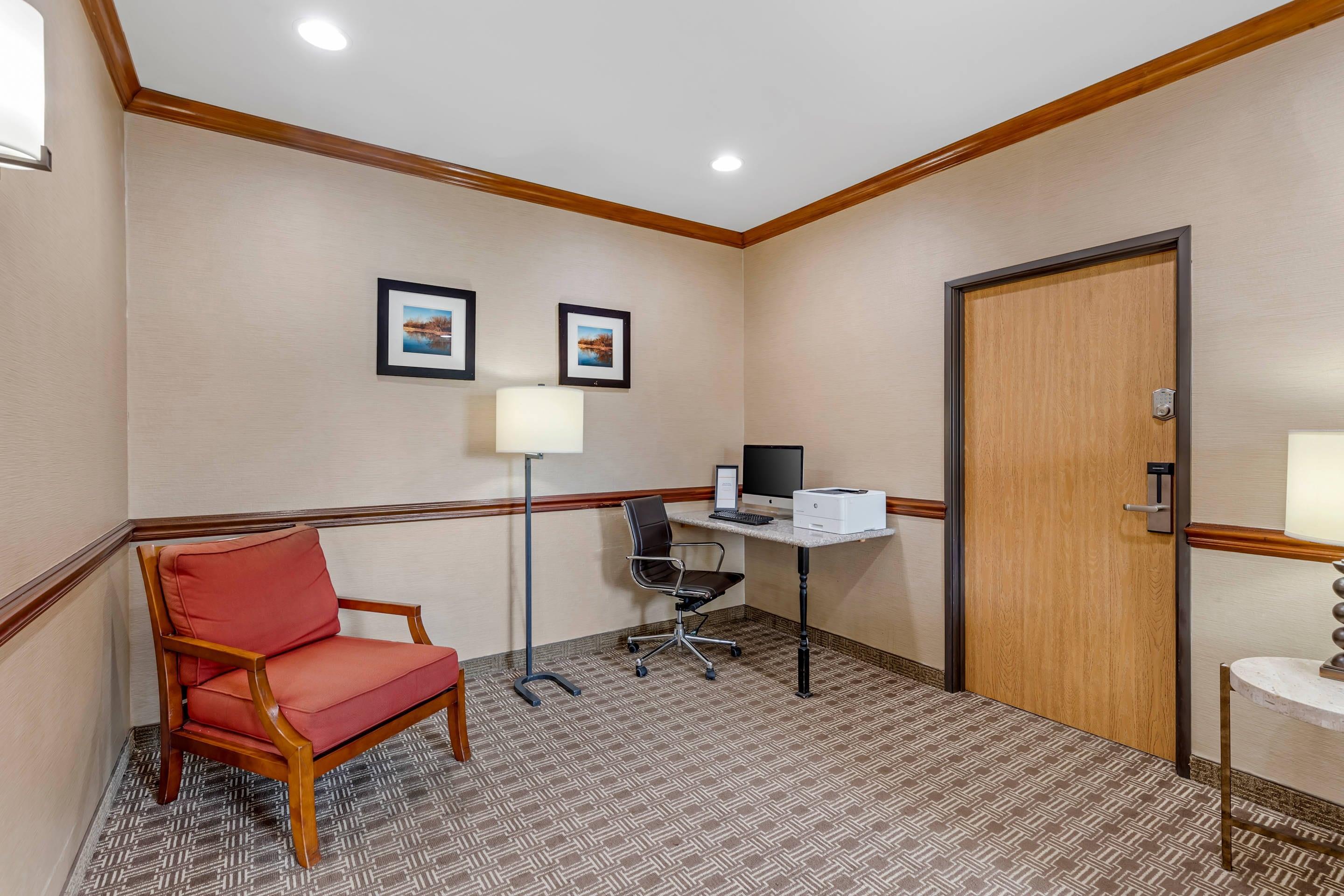 Business center | Comfort Inn & Suites East Moline near I-80