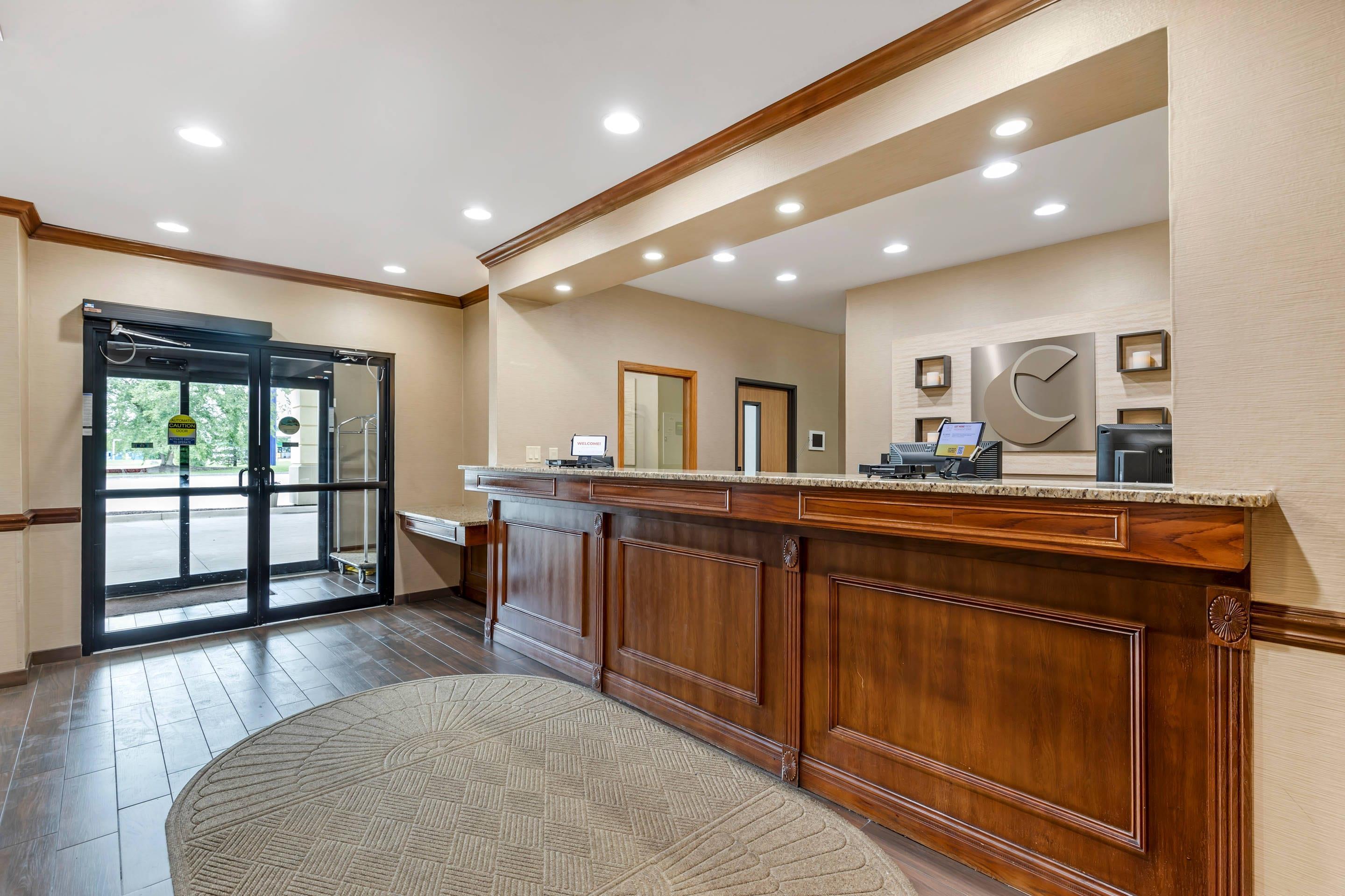 Front desk | Comfort Inn & Suites East Moline near I-80