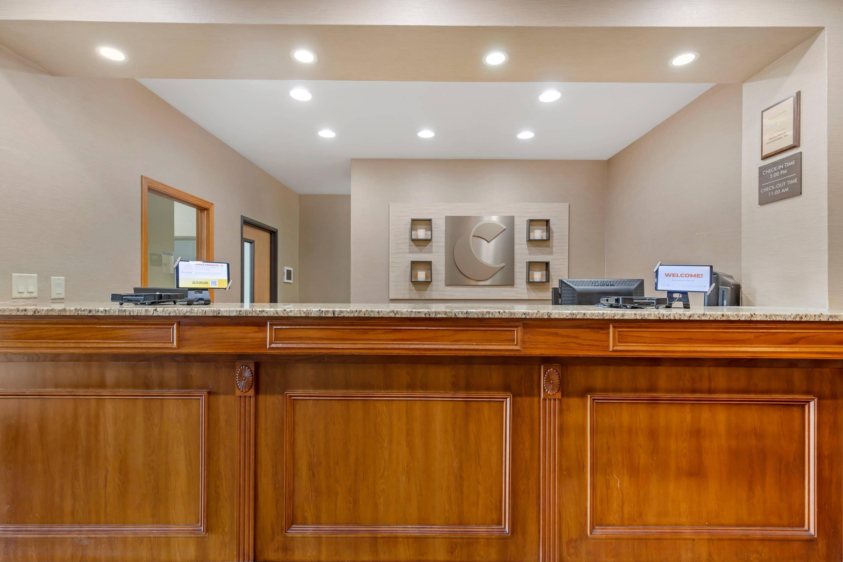 Front desk | Comfort Inn & Suites East Moline near I-80