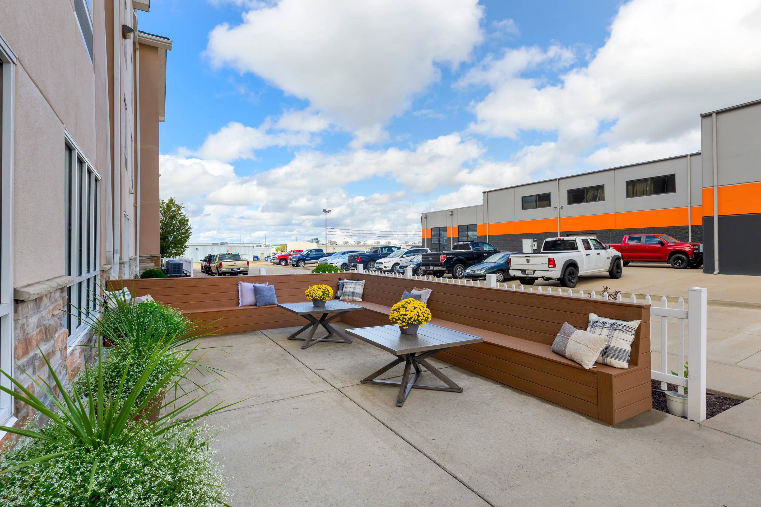 Patio | Comfort Inn & Suites Marion I-57