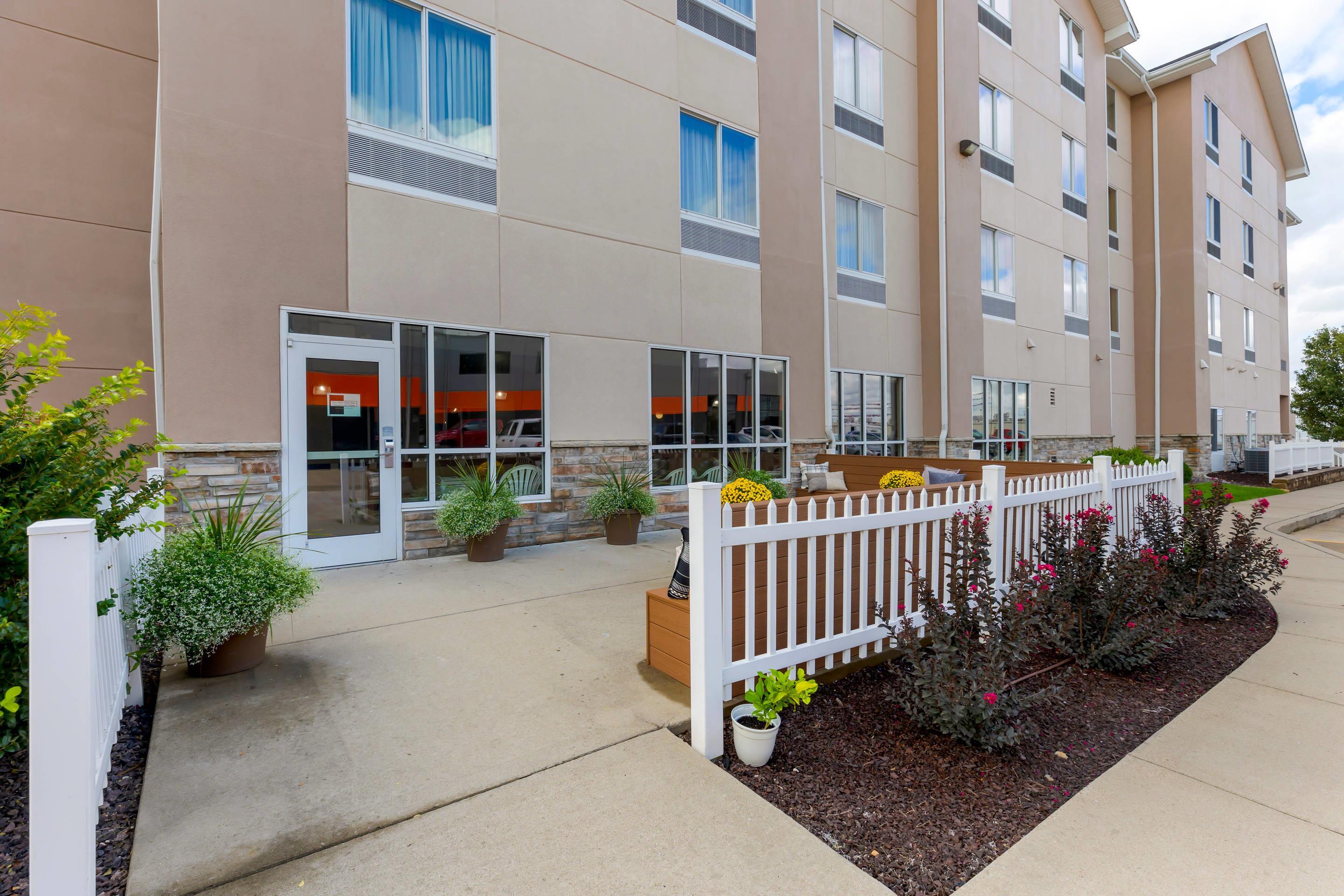Patio | Comfort Inn & Suites Marion I-57