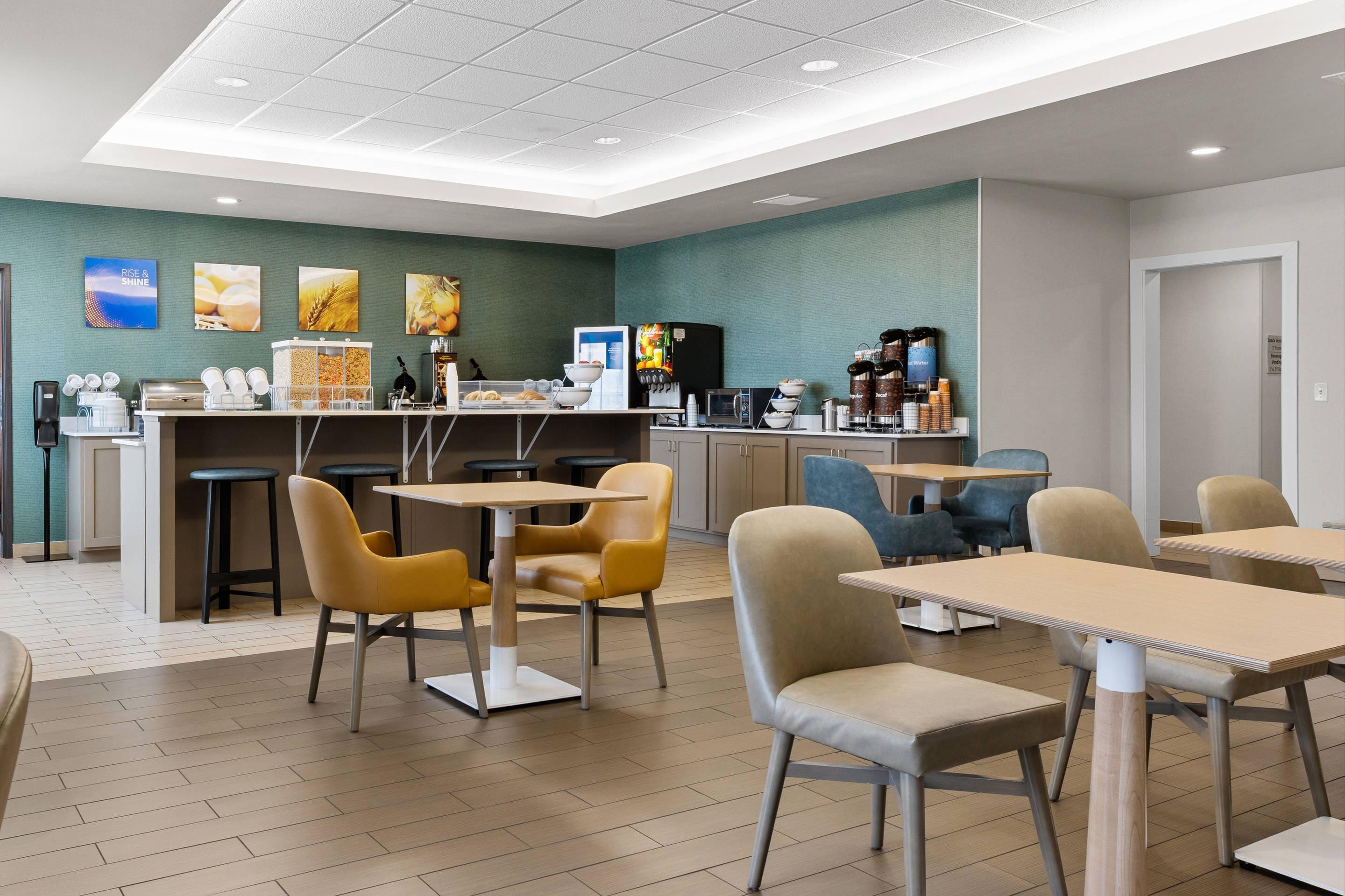 Enjoy breakfast in this seating area | Comfort Inn & Suites Marion I-57