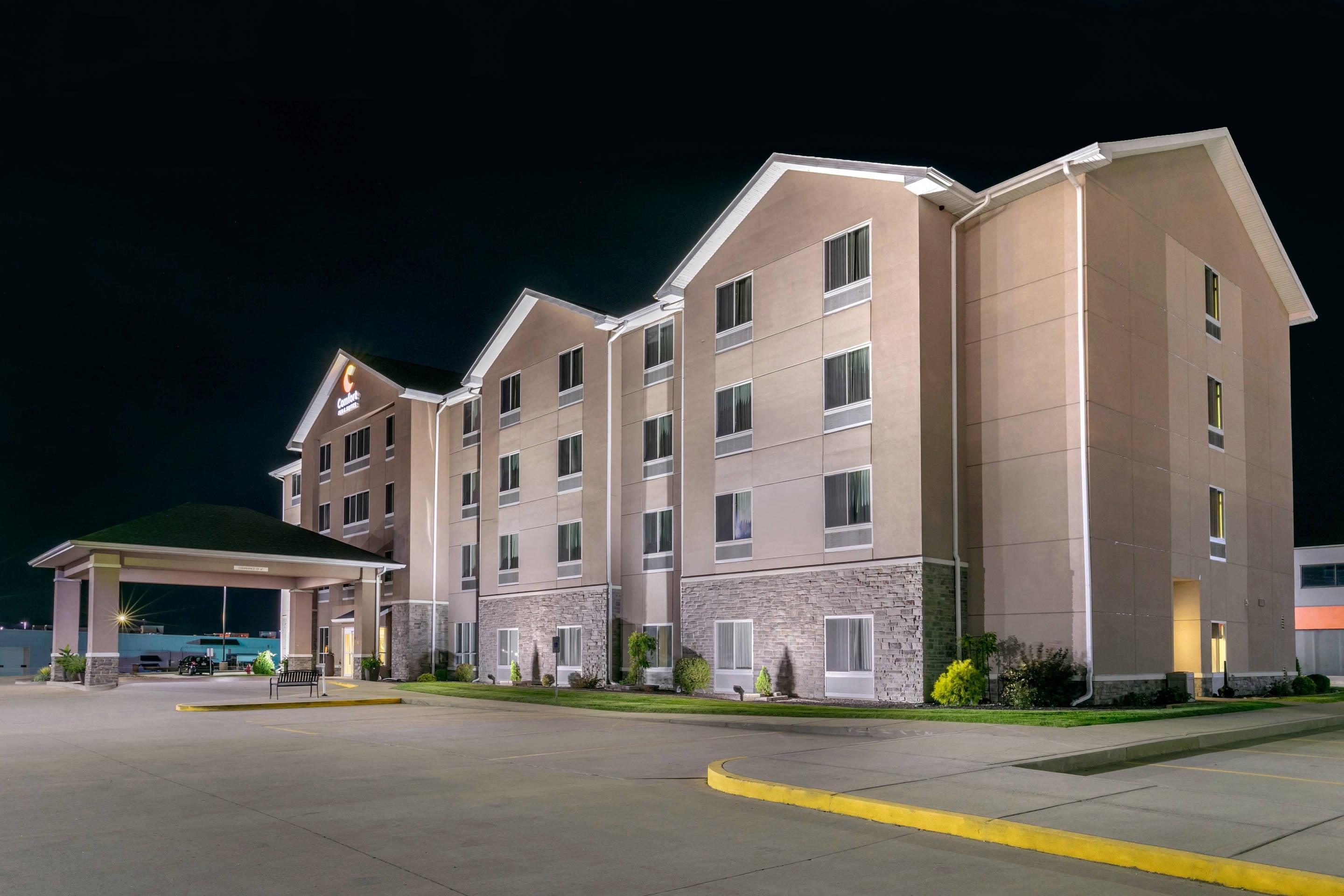 Hotel at night | Comfort Inn & Suites Marion I-57