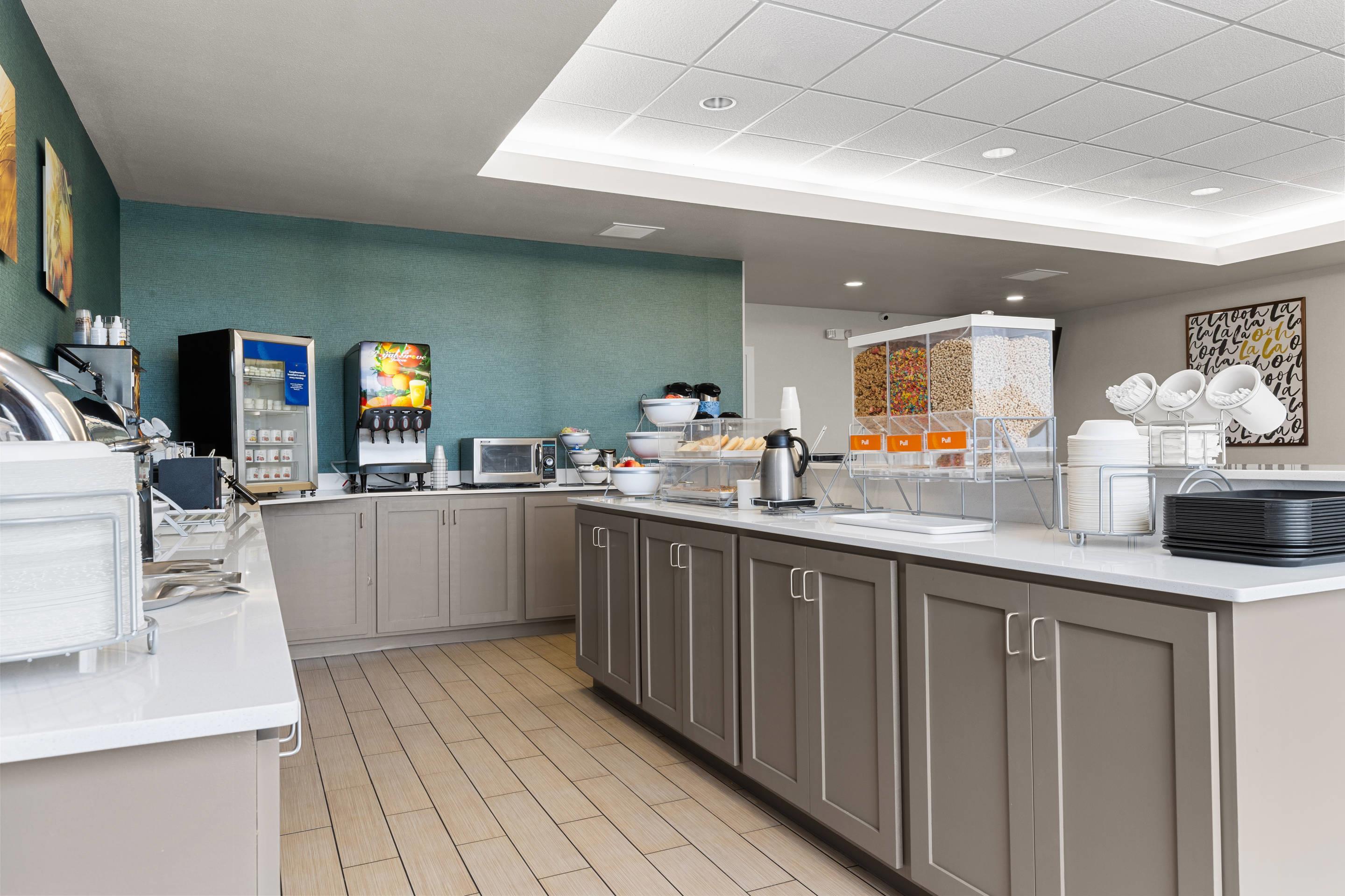 Breakfast area | Comfort Inn & Suites Marion I-57